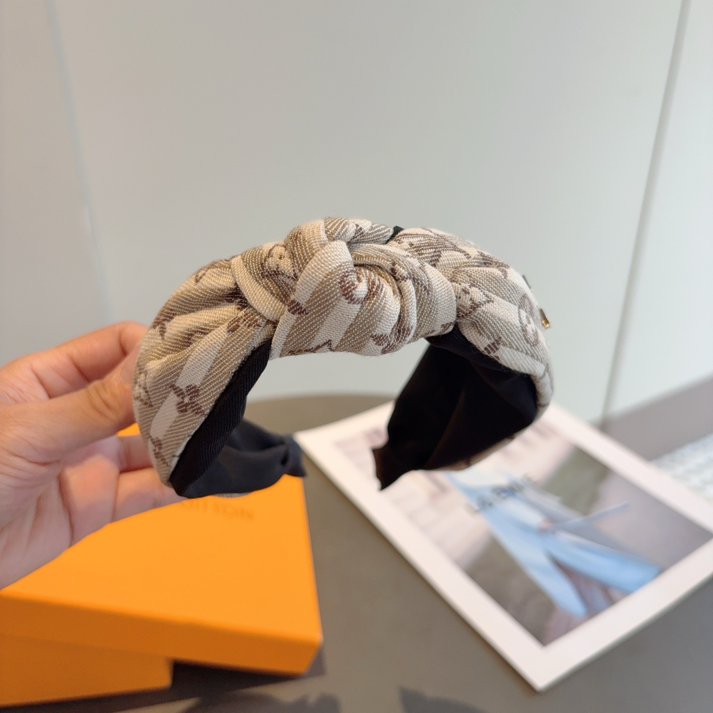 配包装LV 路易威登 新款中间结发箍，时尚百搭宽边头箍，专柜最新款来袭💕时尚百搭，女神必入 ！