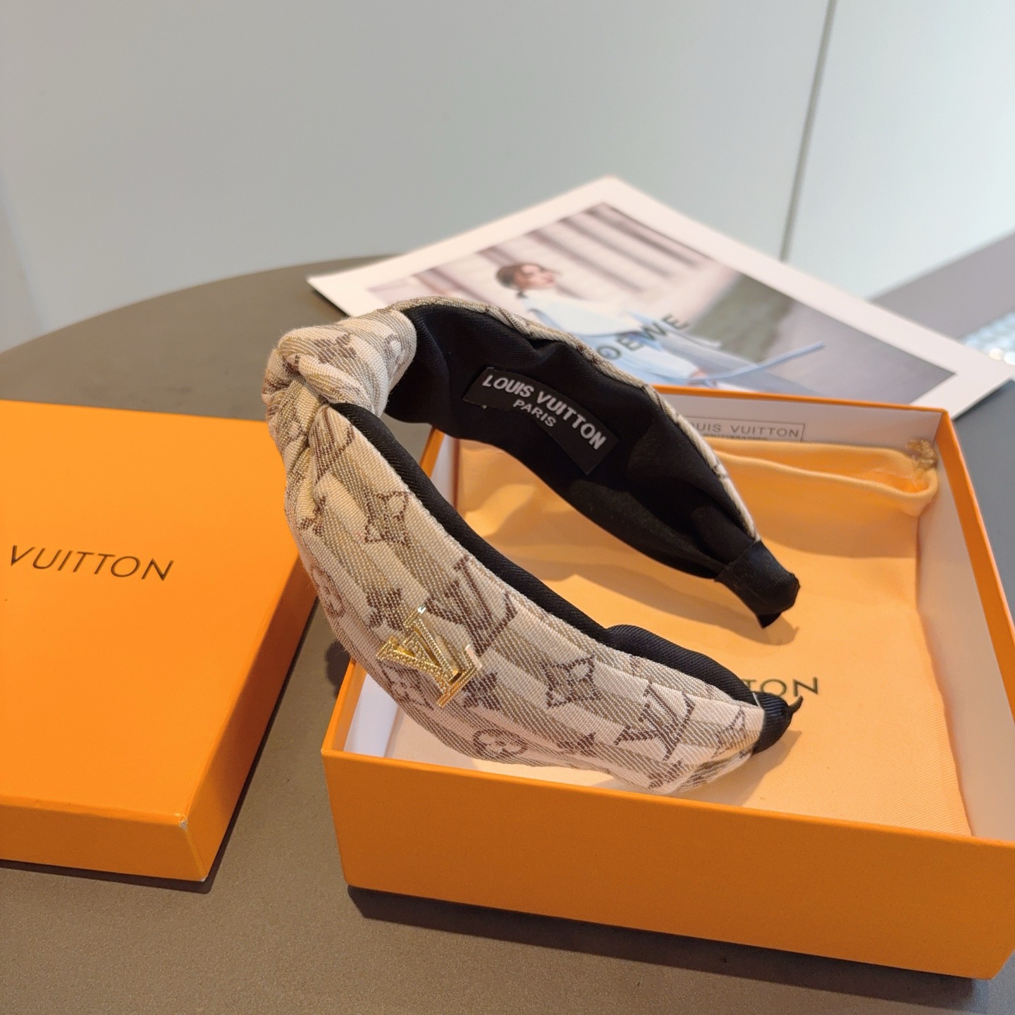 配包装LV 路易威登 新款中间结发箍，时尚百搭宽边头箍，专柜最新款来袭💕时尚百搭，女神必入 ！