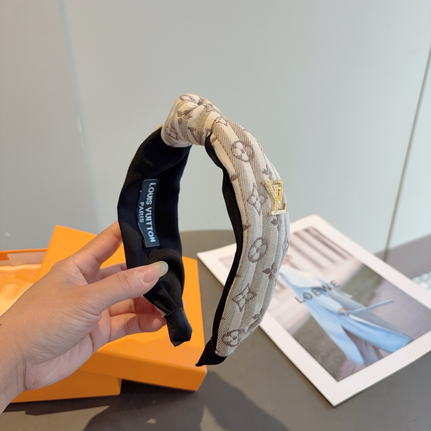 配包装LV 路易威登 新款中间结发箍，时尚百搭宽边头箍，专柜最新款来袭💕时尚百搭，女神必入 ！