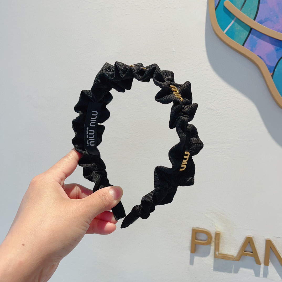 配包装miumiu 缪缪 最新款定制发箍，细节全部实拍！水钻特制面料非常显质感、经典而又永不过时