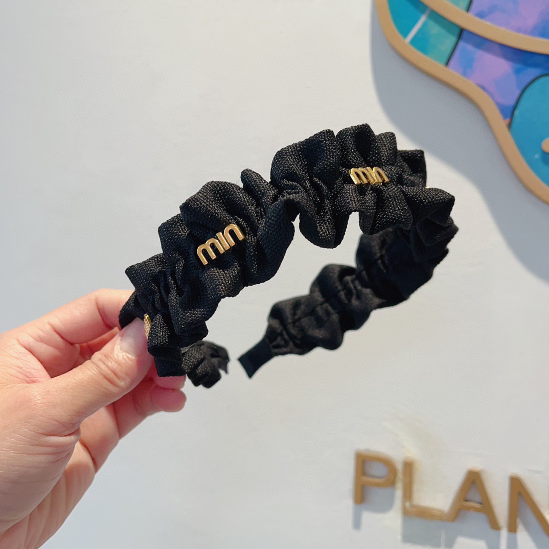 配包装miumiu 缪缪 最新款定制发箍，细节全部实拍！水钻特制面料非常显质感、经典而又永不过时