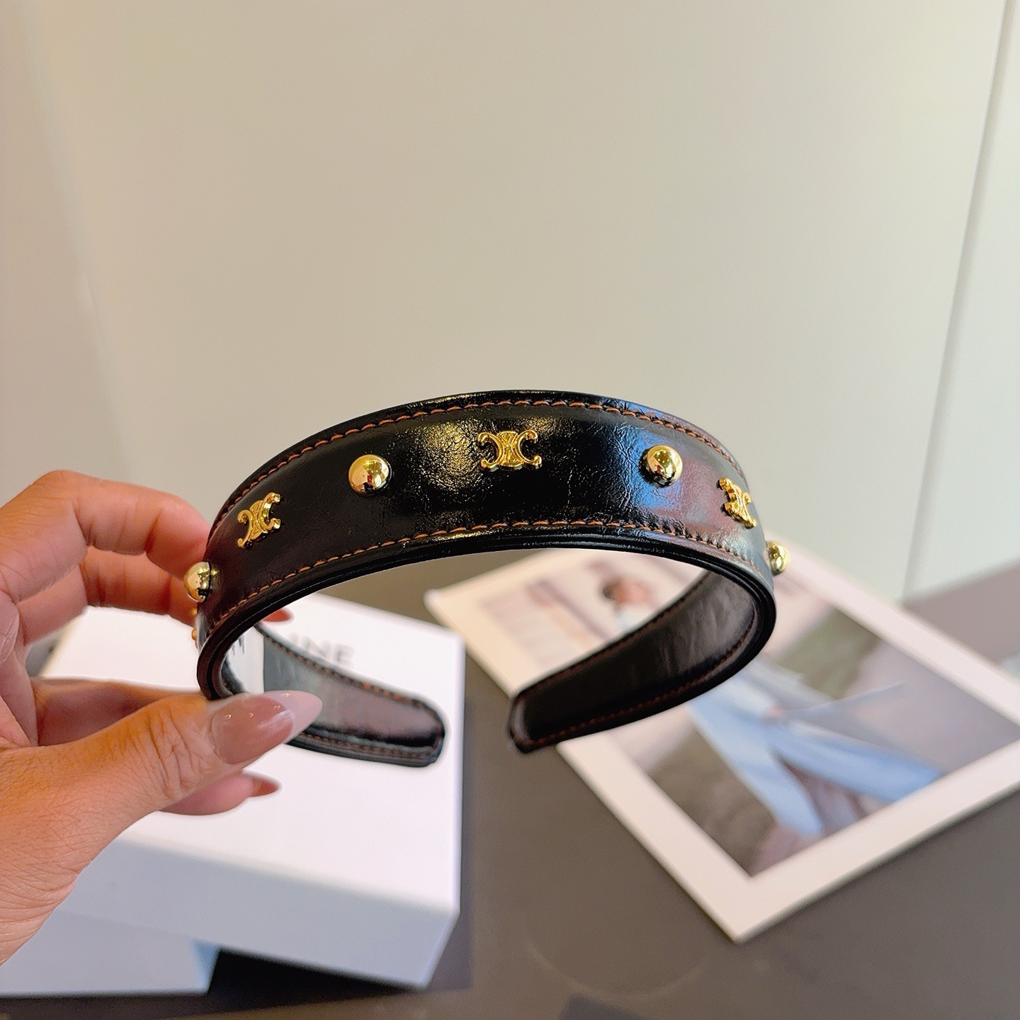 配包装CELINE（赛琳）官方经典新款羊皮发箍，女神必备头箍，非常舒时尚百搭，舒适潮流款！