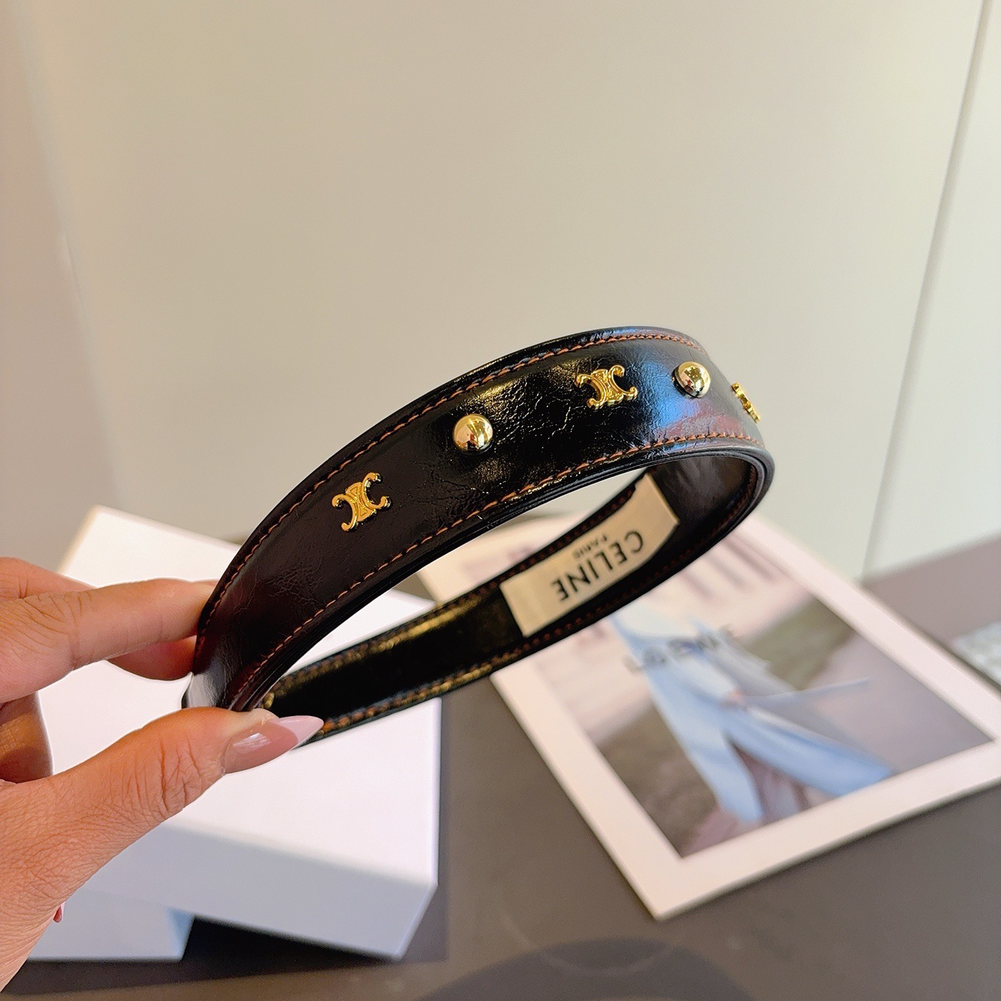 配包装CELINE（赛琳）官方经典新款羊皮发箍，女神必备头箍，非常舒时尚百搭，舒适潮流款！