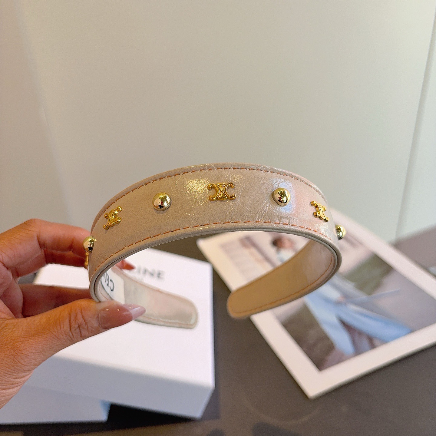 配包装CELINE（赛琳）官方经典新款羊皮发箍，女神必备头箍，非常舒时尚百搭，舒适潮流款！