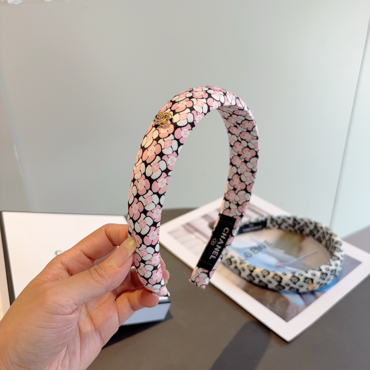 配包装CHANEL（香奈儿）新款精美字母发箍，复古网红爆款头箍 搭配高端材质，超精致，时尚高级感百搭款。