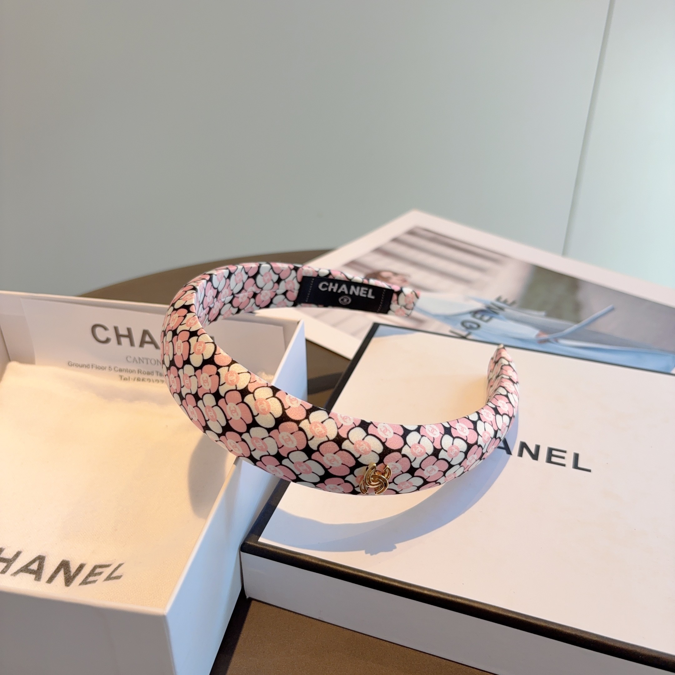 配包装CHANEL（香奈儿）新款精美字母发箍，复古网红爆款头箍 搭配高端材质，超精致，时尚高级感百搭款。