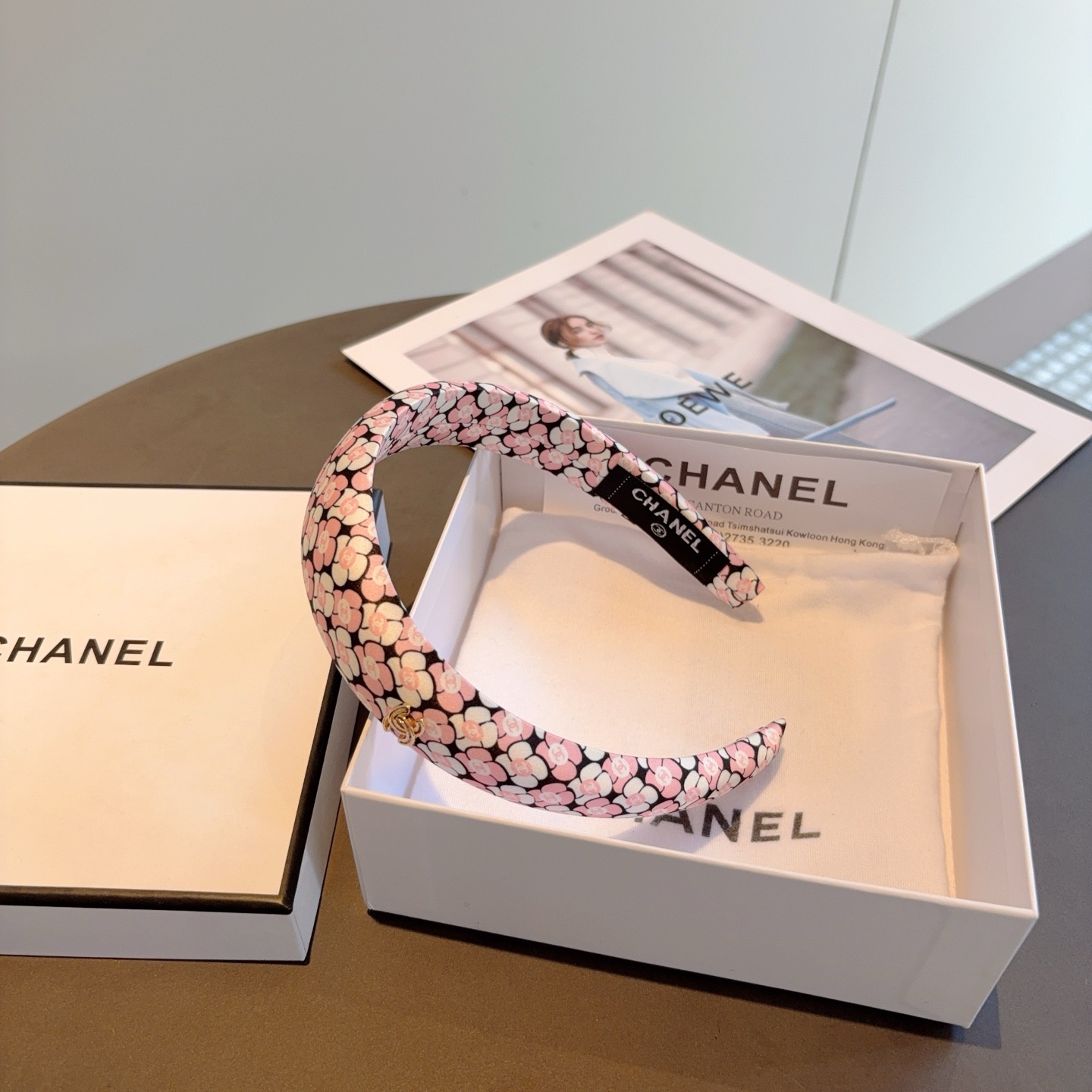 配包装CHANEL（香奈儿）新款精美字母发箍，复古网红爆款头箍 搭配高端材质，超精致，时尚高级感百搭款。