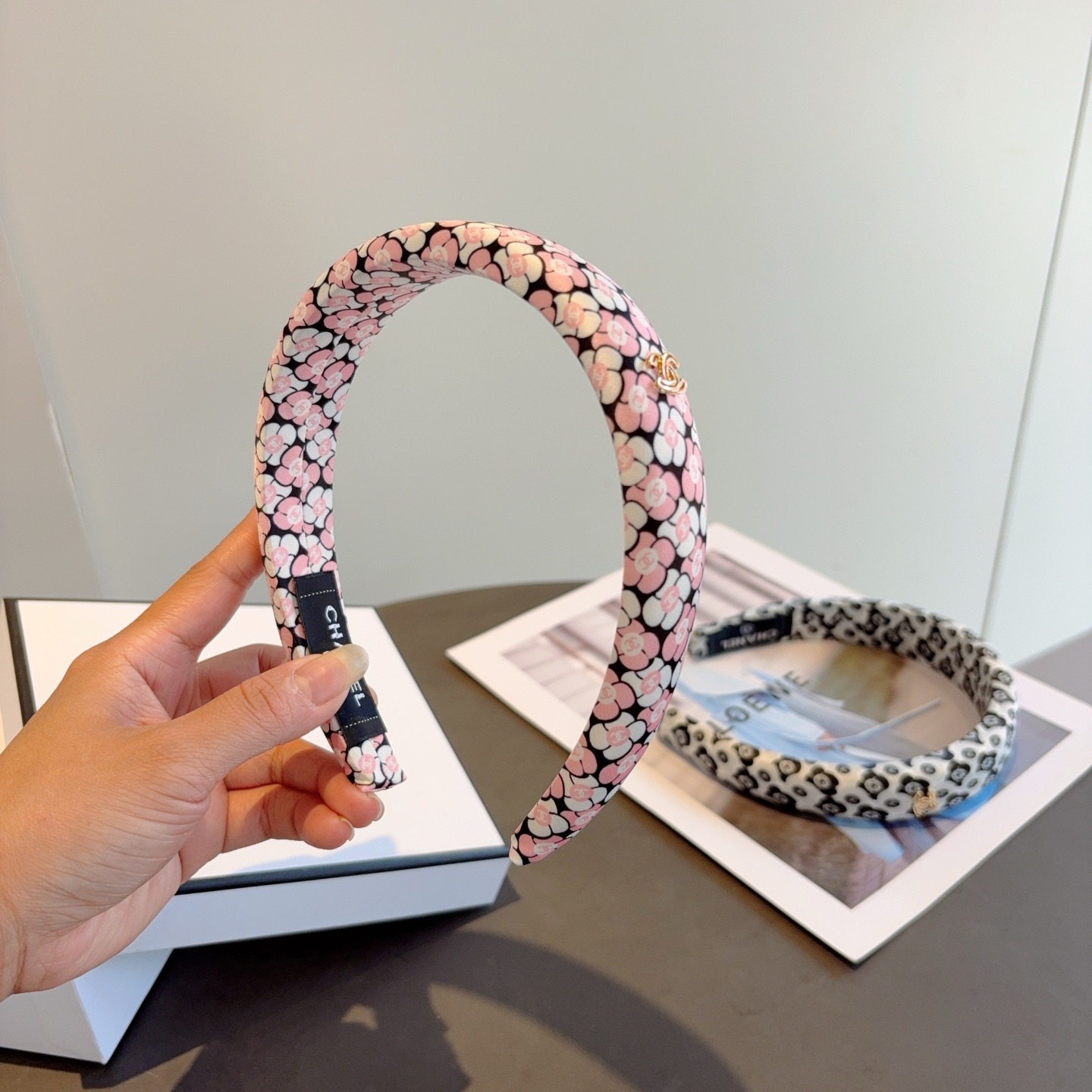 配包装CHANEL（香奈儿）新款精美字母发箍，复古网红爆款头箍 搭配高端材质，超精致，时尚高级感百搭款。