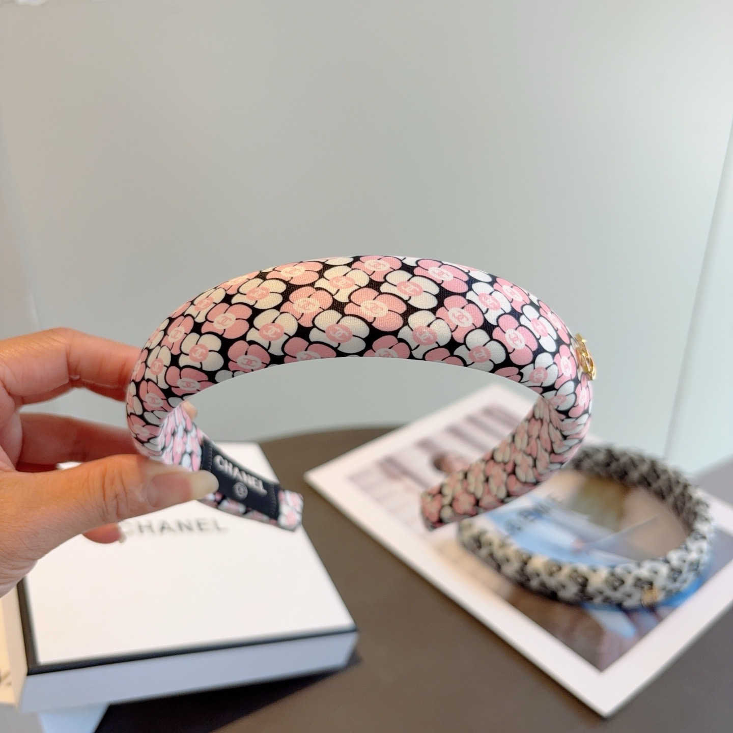 配包装CHANEL（香奈儿）新款精美字母发箍，复古网红爆款头箍 搭配高端材质，超精致，时尚高级感百搭款。