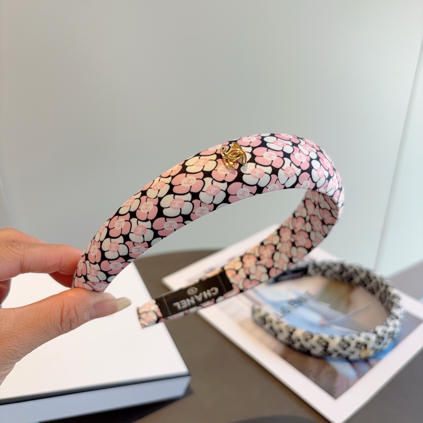 配包装CHANEL（香奈儿）新款精美字母发箍，复古网红爆款头箍 搭配高端材质，超精致，时尚高级感百搭款。