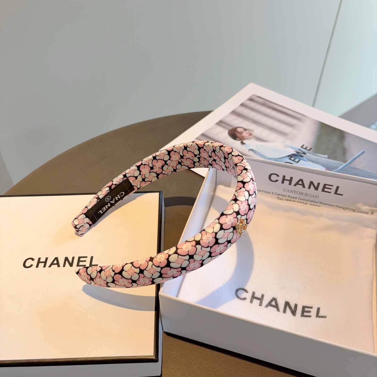 配包装CHANEL（香奈儿）新款精美字母发箍，复古网红爆款头箍 搭配高端材质，超精致，时尚高级感百搭款。