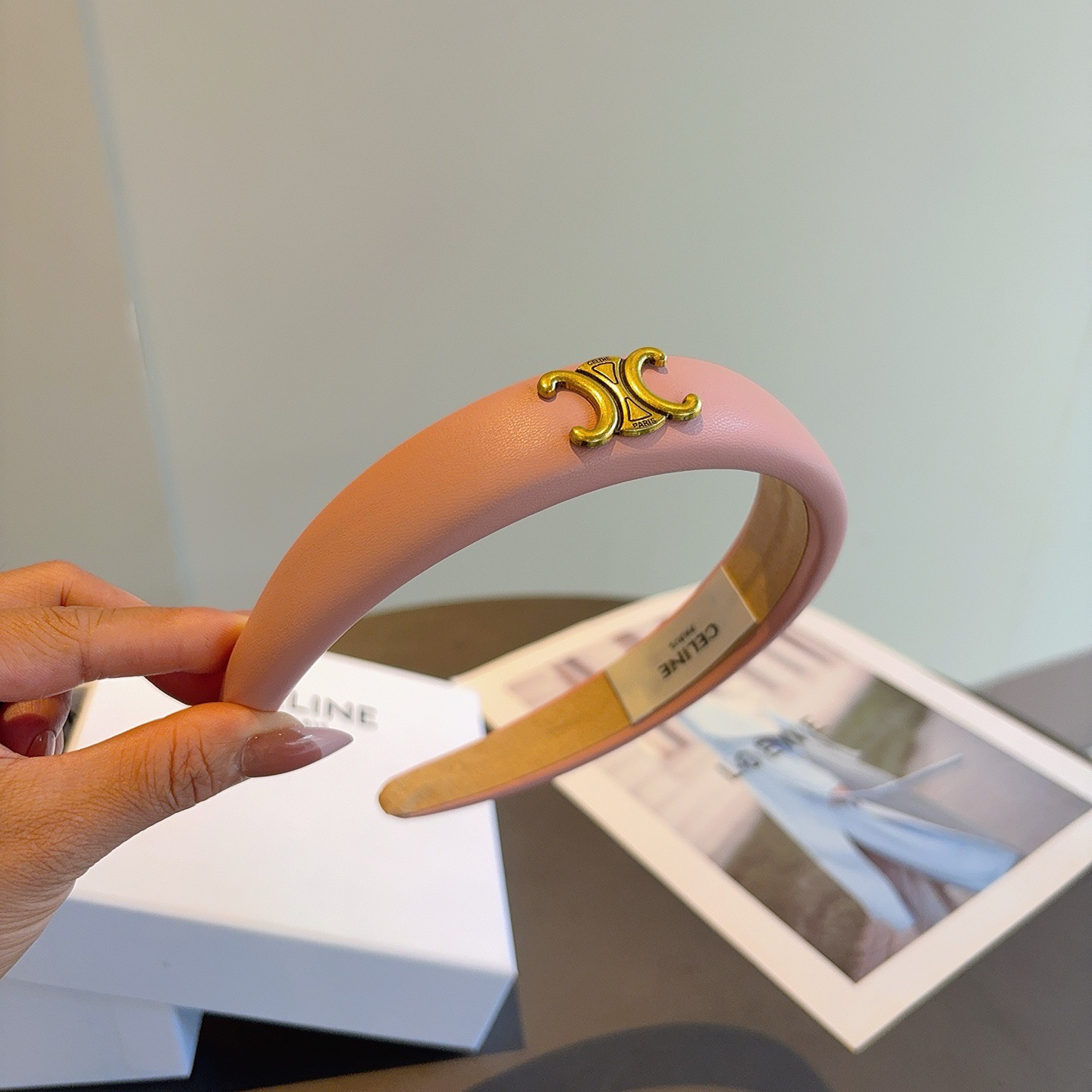 配包装CELINE（赛琳）网红新款羊皮发箍 佩戴舒适无压力，造型搭配必备头箍！非常时尚百搭！女神必备！名