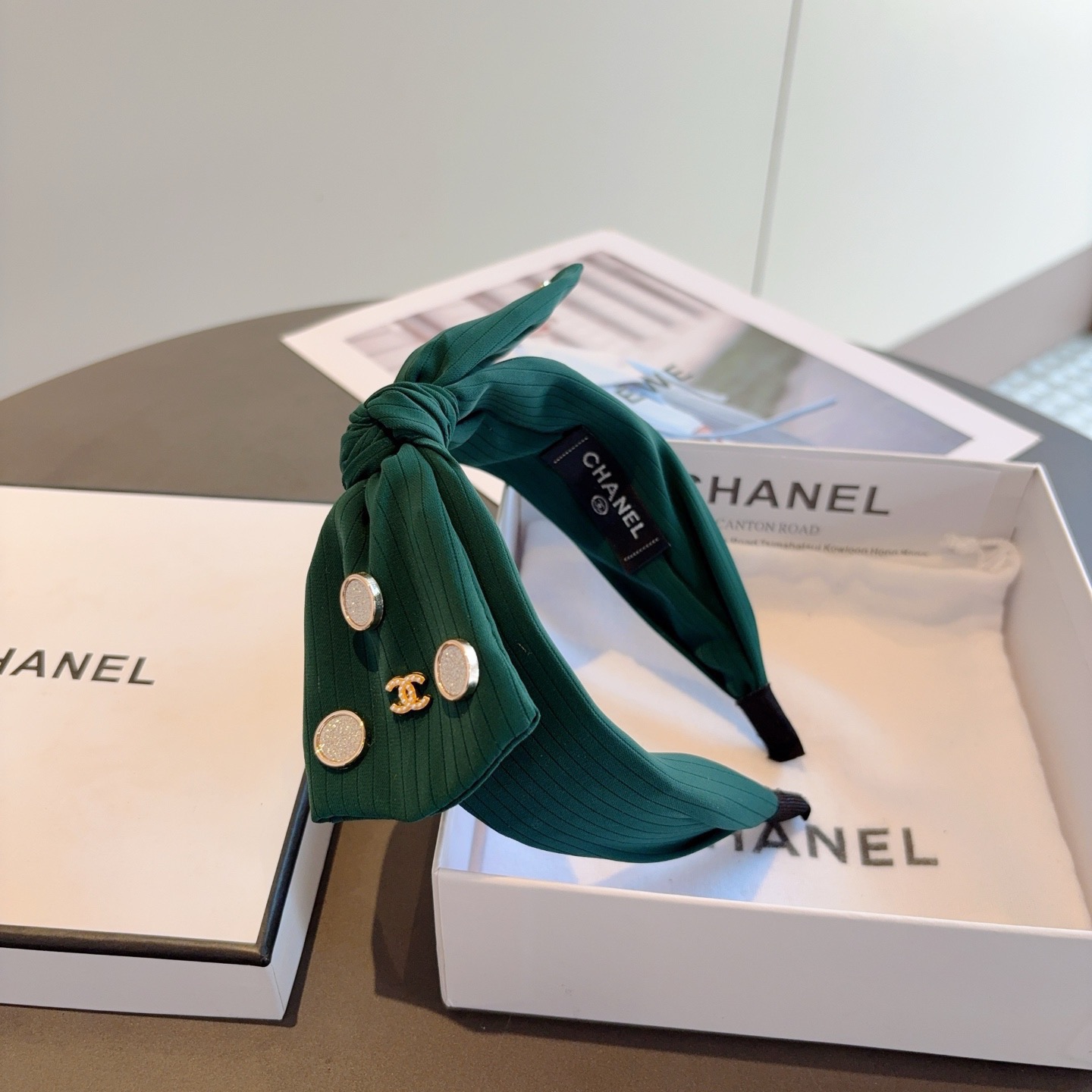 配包装CHANEL（香奈儿）新款精美蝴蝶结发箍，复古网红头箍 搭配高端材质，超精致，时尚高级感百搭款。