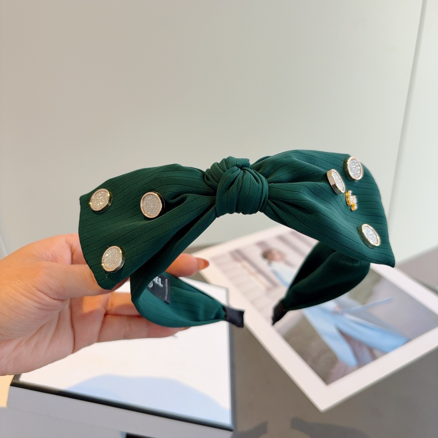 配包装CHANEL（香奈儿）新款精美蝴蝶结发箍，复古网红头箍 搭配高端材质，超精致，时尚高级感百搭款。