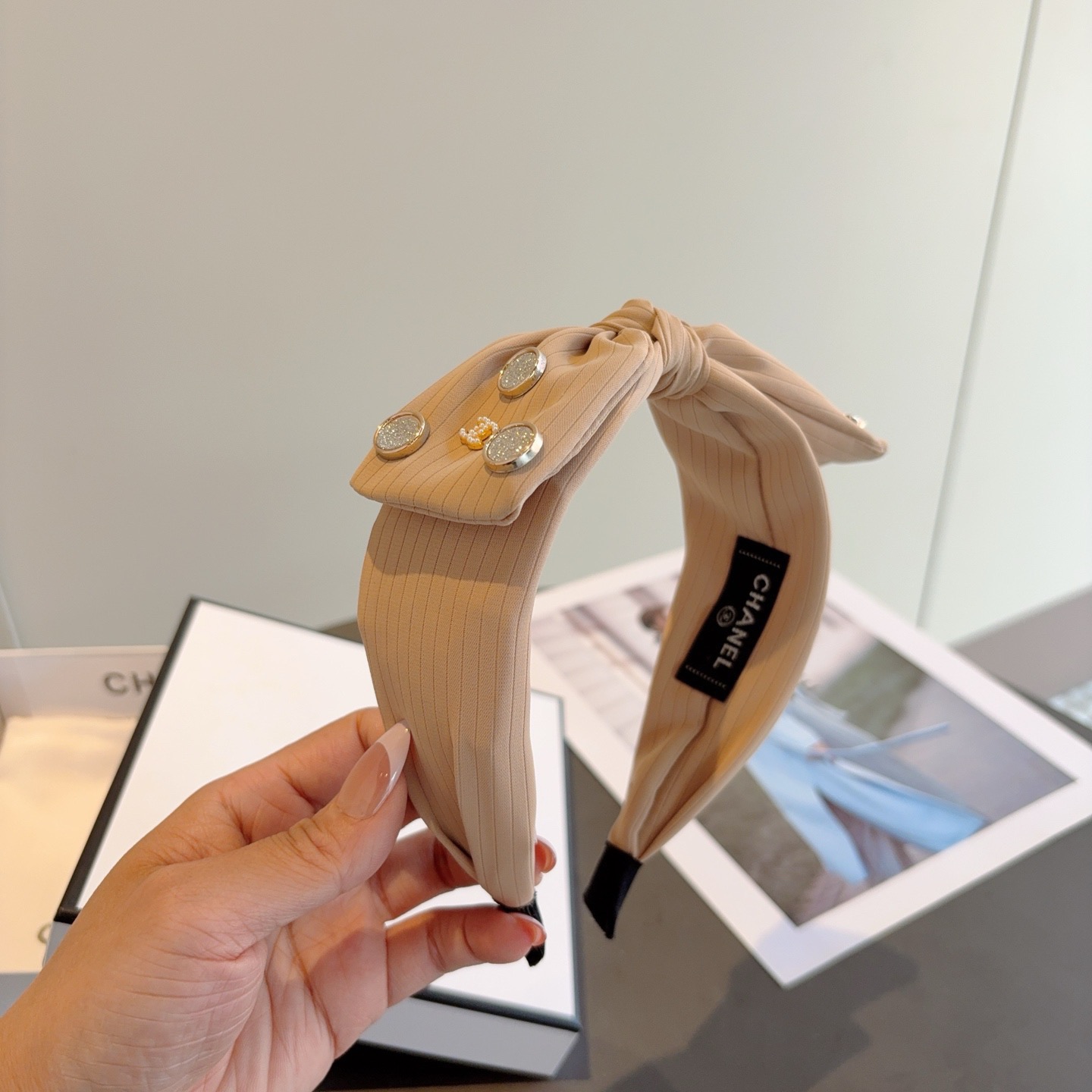 配包装CHANEL（香奈儿）新款精美蝴蝶结发箍，复古网红头箍 搭配高端材质，超精致，时尚高级感百搭款。