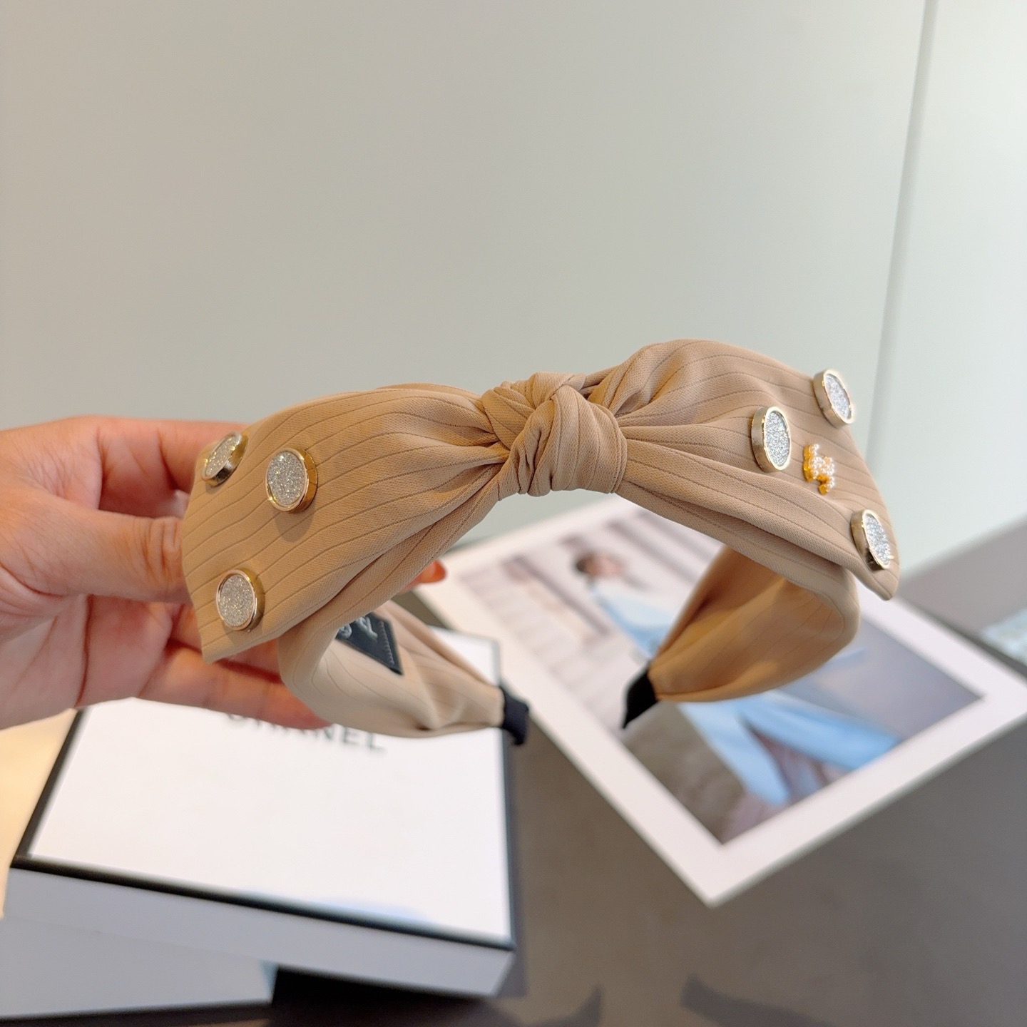 配包装CHANEL（香奈儿）新款精美蝴蝶结发箍，复古网红头箍 搭配高端材质，超精致，时尚高级感百搭款。