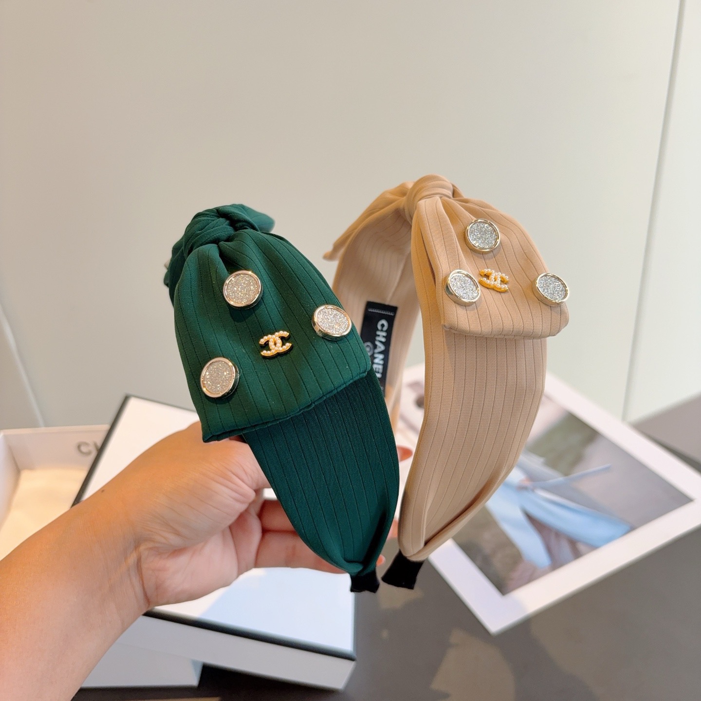 配包装CHANEL（香奈儿）新款精美蝴蝶结发箍，复古网红头箍 搭配高端材质，超精致，时尚高级感百搭款。