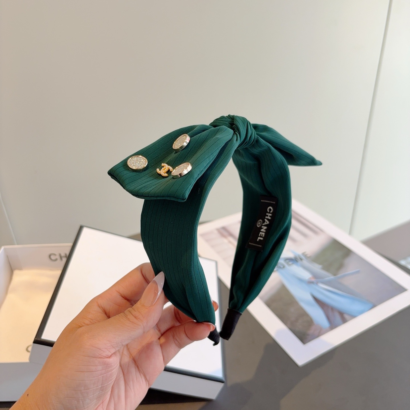 配包装CHANEL（香奈儿）新款精美蝴蝶结发箍，复古网红头箍 搭配高端材质，超精致，时尚高级感百搭款。