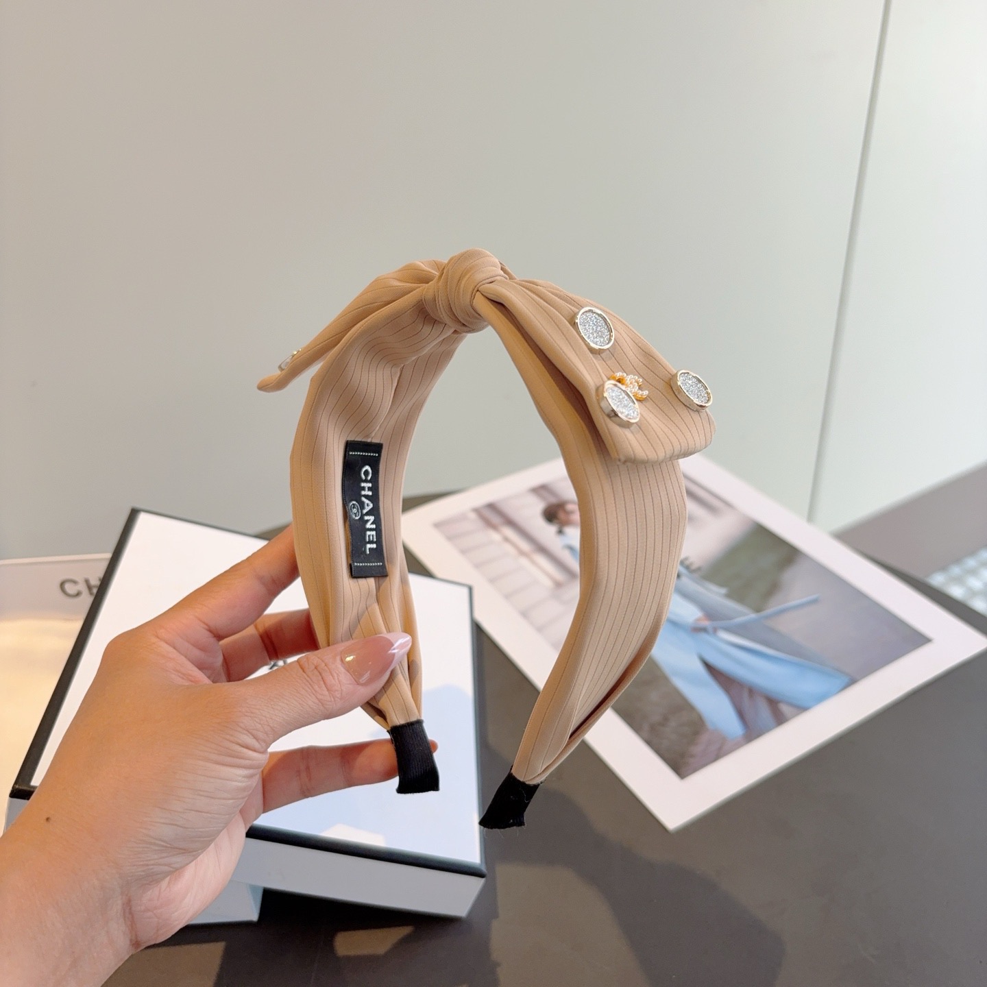 配包装CHANEL（香奈儿）新款精美蝴蝶结发箍，复古网红头箍 搭配高端材质，超精致，时尚高级感百搭款。