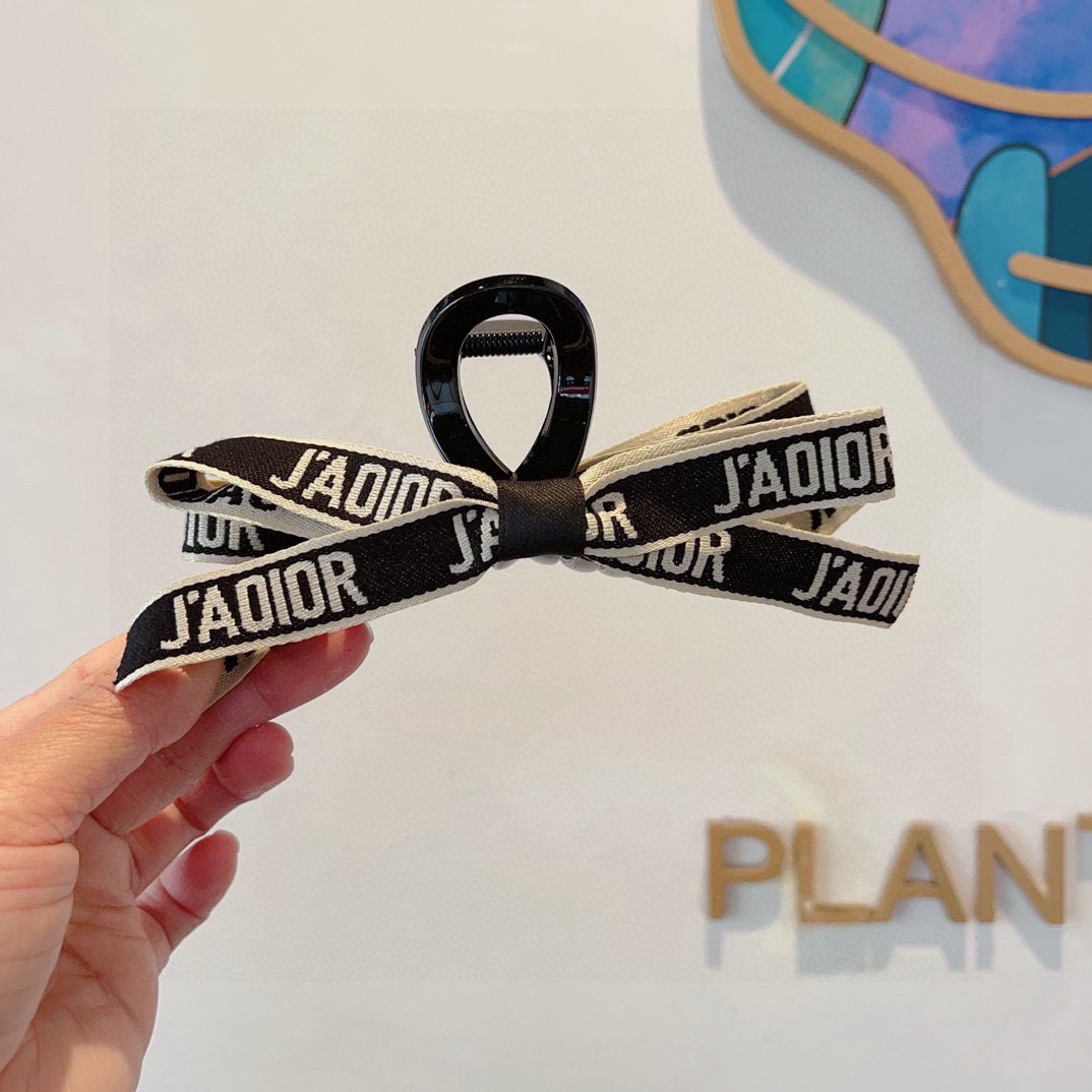 配包装Dior（迪奥） 新款复古经典抓夹 鸭嘴夹发夹，搭配字母logo， 超精致，转图必爆哈！专柜出货