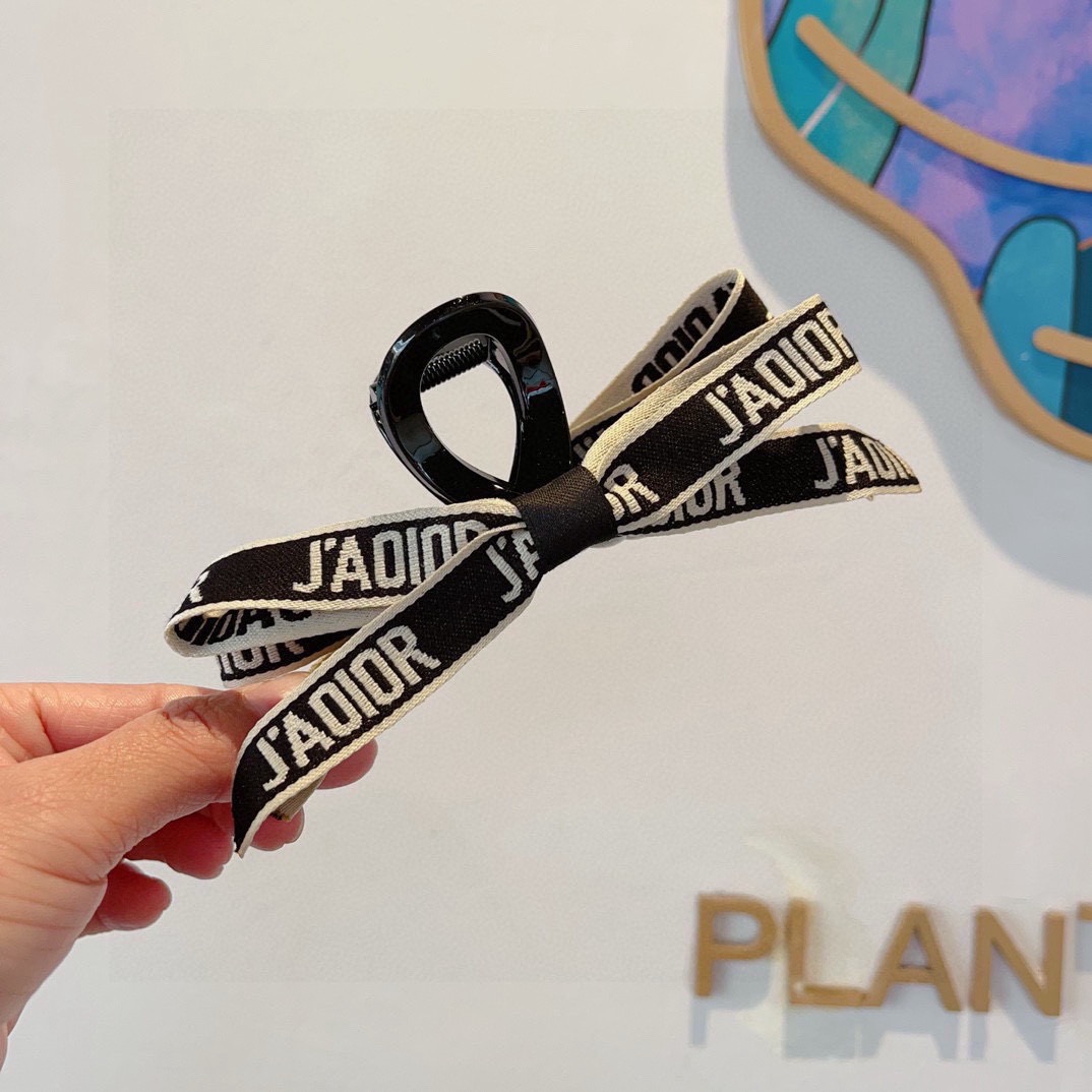 配包装Dior（迪奥） 新款复古经典抓夹 鸭嘴夹发夹，搭配字母logo， 超精致，转图必爆哈！专柜出货