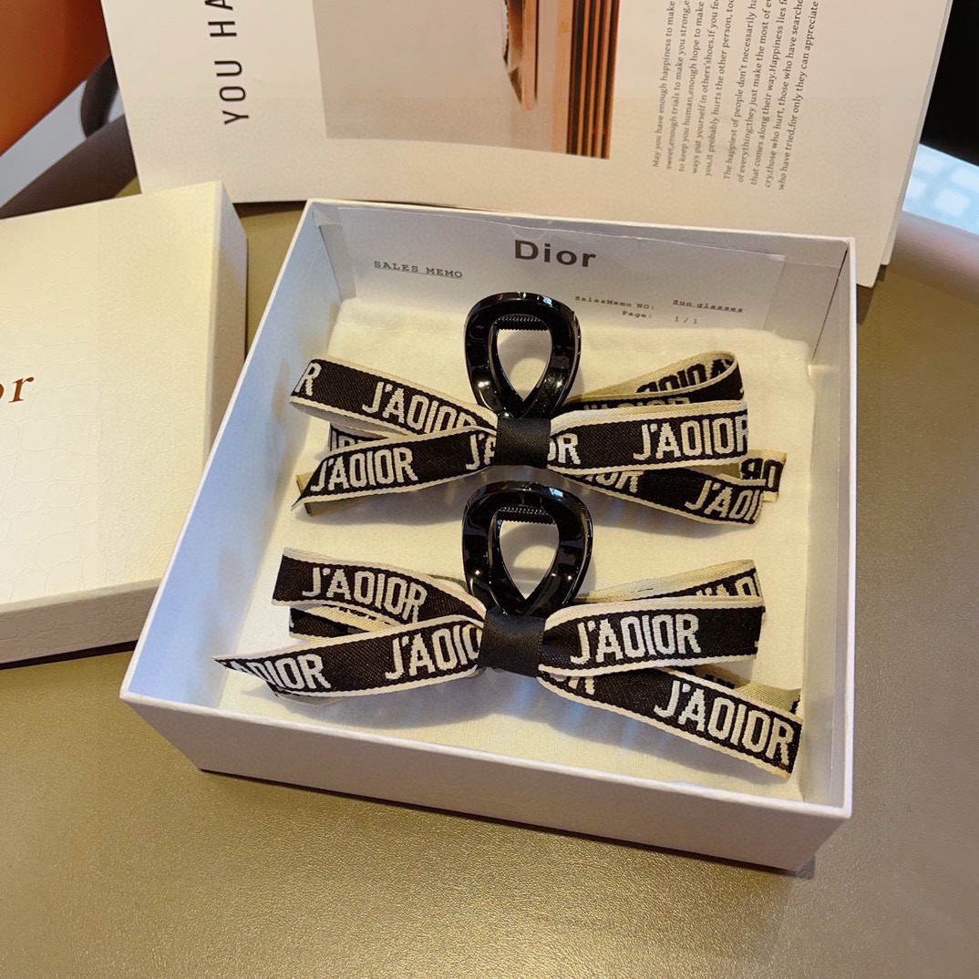 配包装Dior（迪奥） 新款复古经典抓夹 鸭嘴夹发夹，搭配字母logo， 超精致，转图必爆哈！专柜出货
