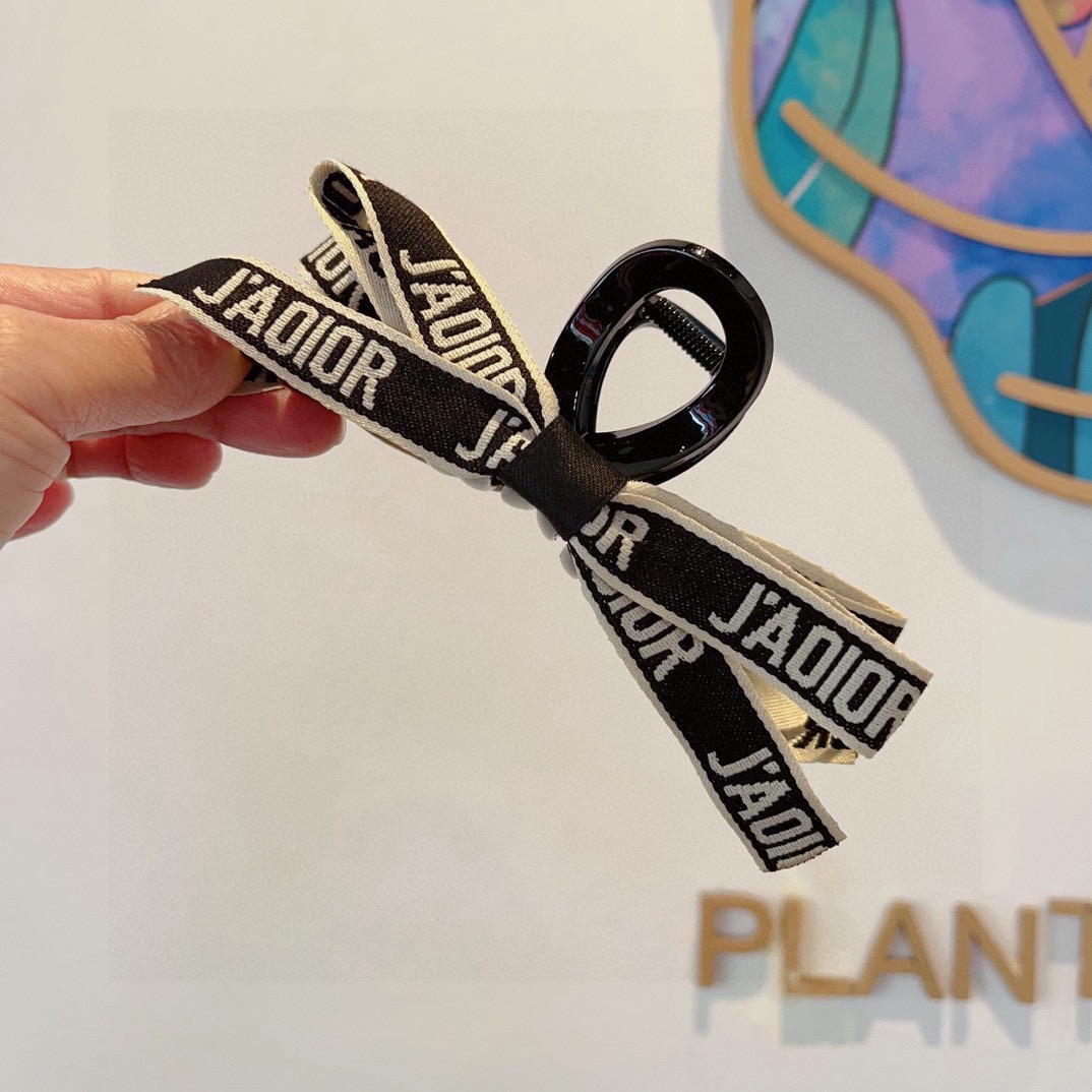 配包装Dior（迪奥） 新款复古经典抓夹 鸭嘴夹发夹，搭配字母logo， 超精致，转图必爆哈！专柜出货