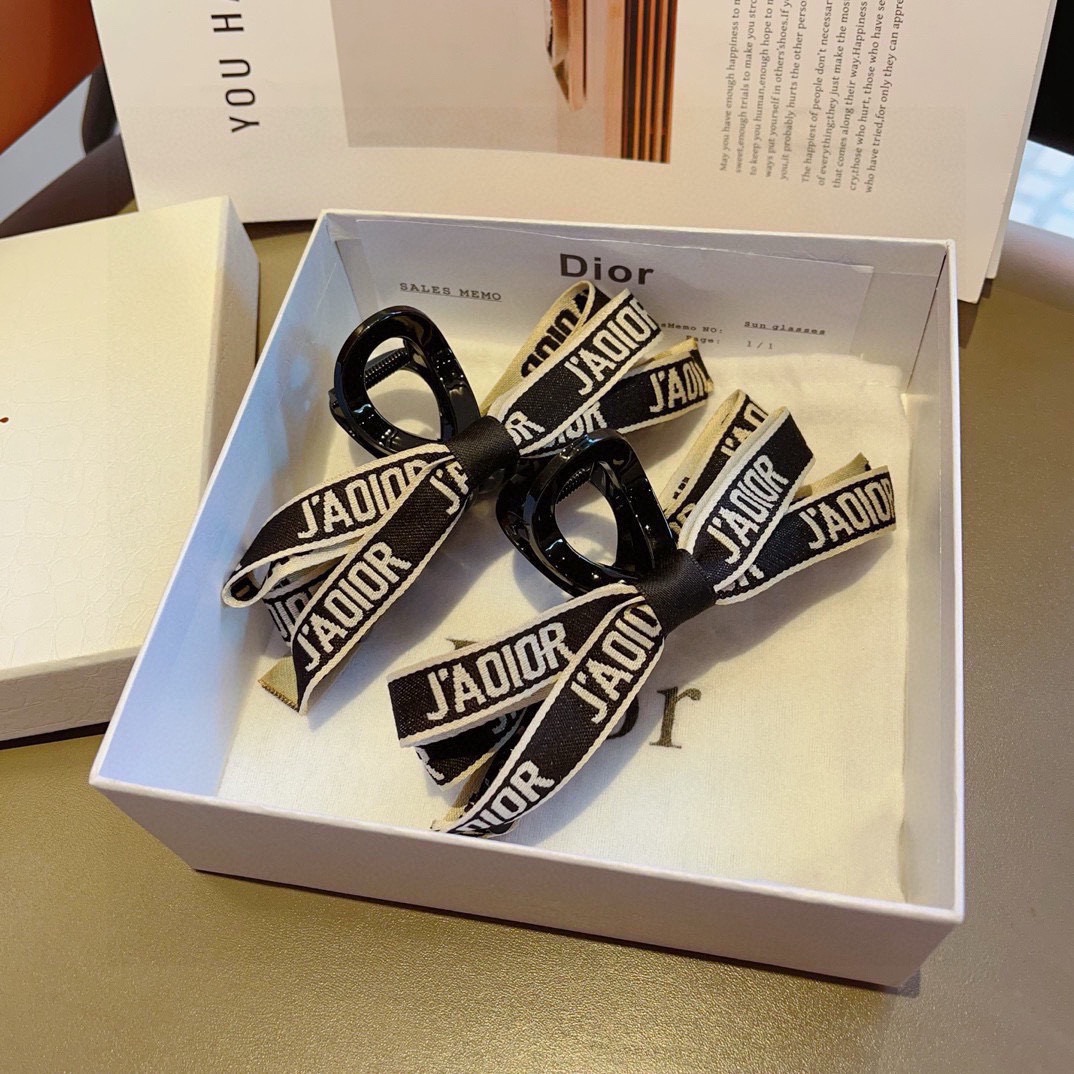 配包装Dior（迪奥） 新款复古经典抓夹 鸭嘴夹发夹，搭配字母logo， 超精致，转图必爆哈！专柜出货