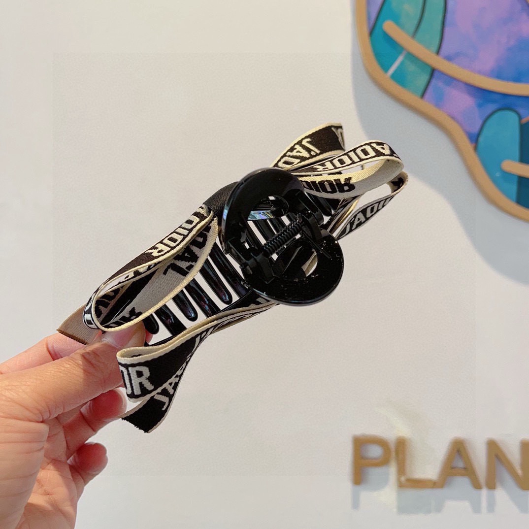 配包装Dior（迪奥） 新款复古经典抓夹 鸭嘴夹发夹，搭配字母logo， 超精致，转图必爆哈！专柜出货