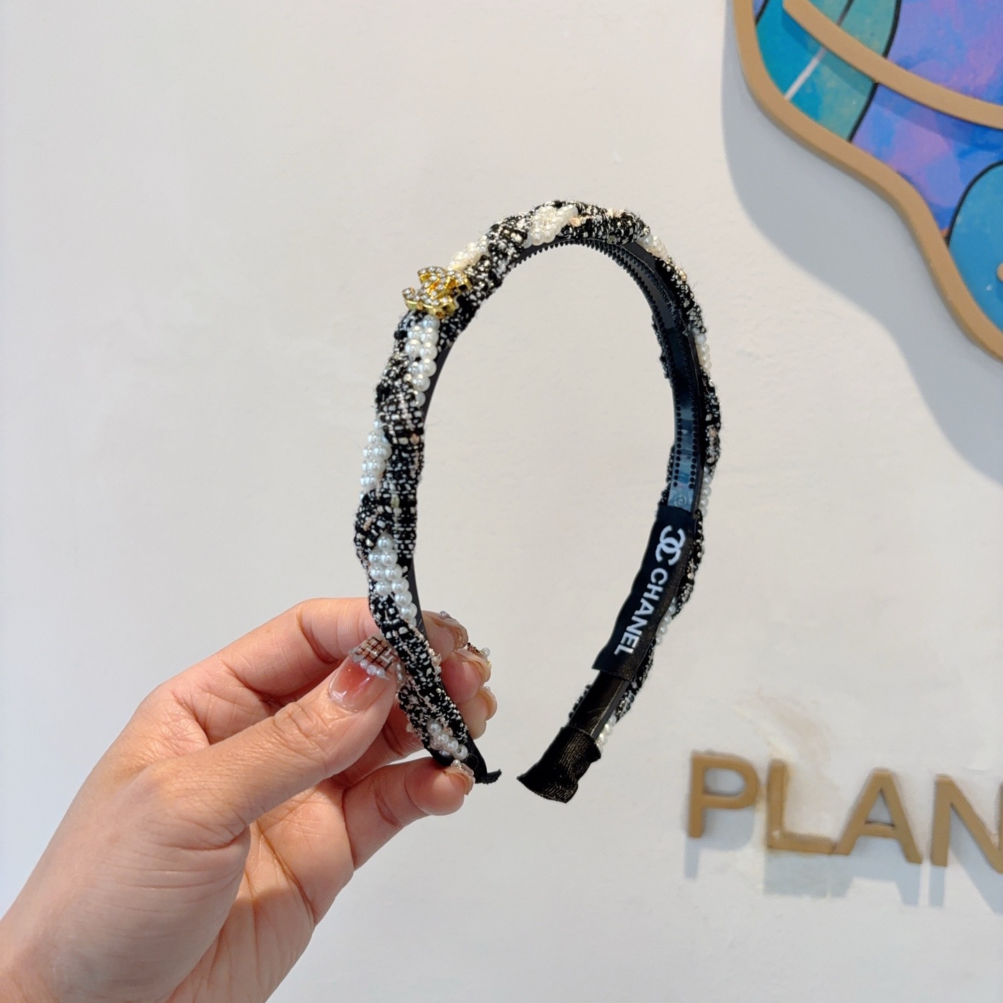 配包装CHANEL（香奈儿）新款精美字母发箍，复古网红爆款头箍 搭配高端材质，超精致，时尚高级感百搭款。