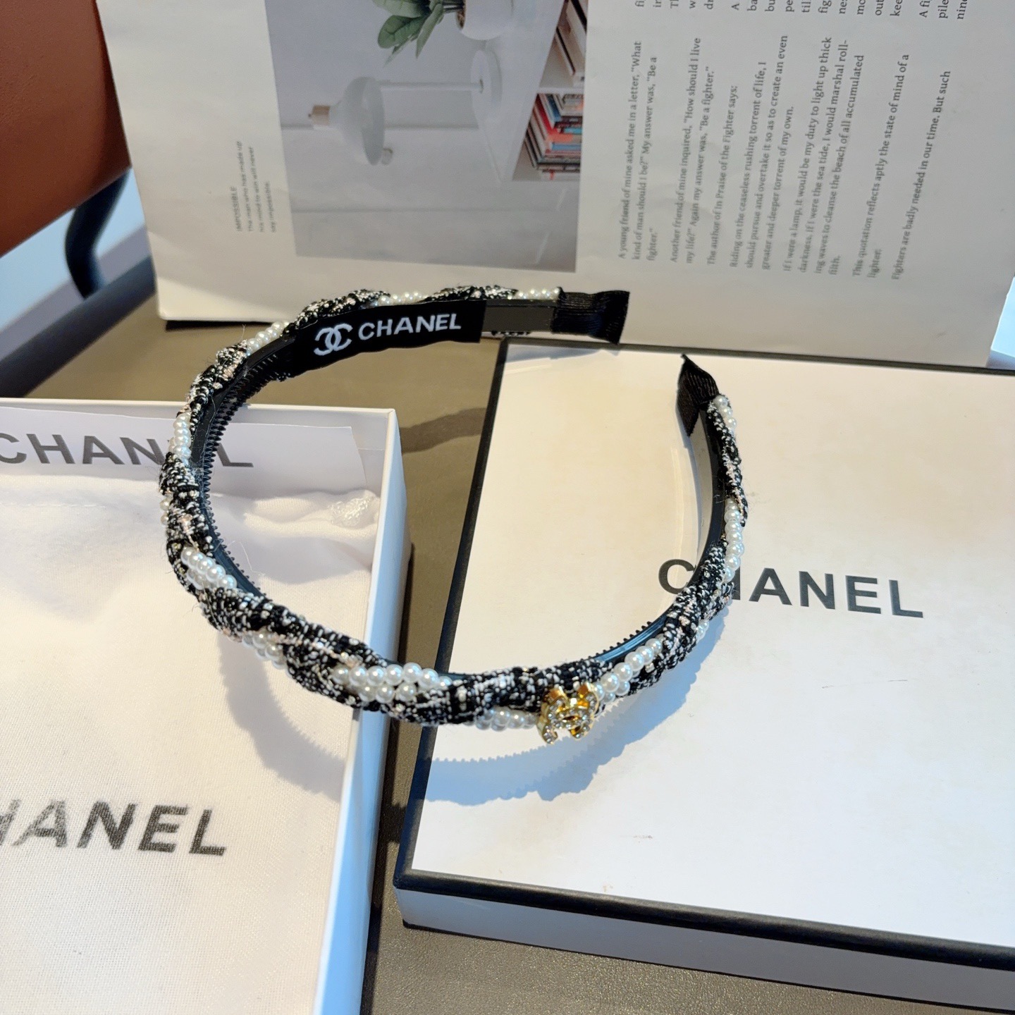 配包装CHANEL（香奈儿）新款精美字母发箍，复古网红爆款头箍 搭配高端材质，超精致，时尚高级感百搭款。