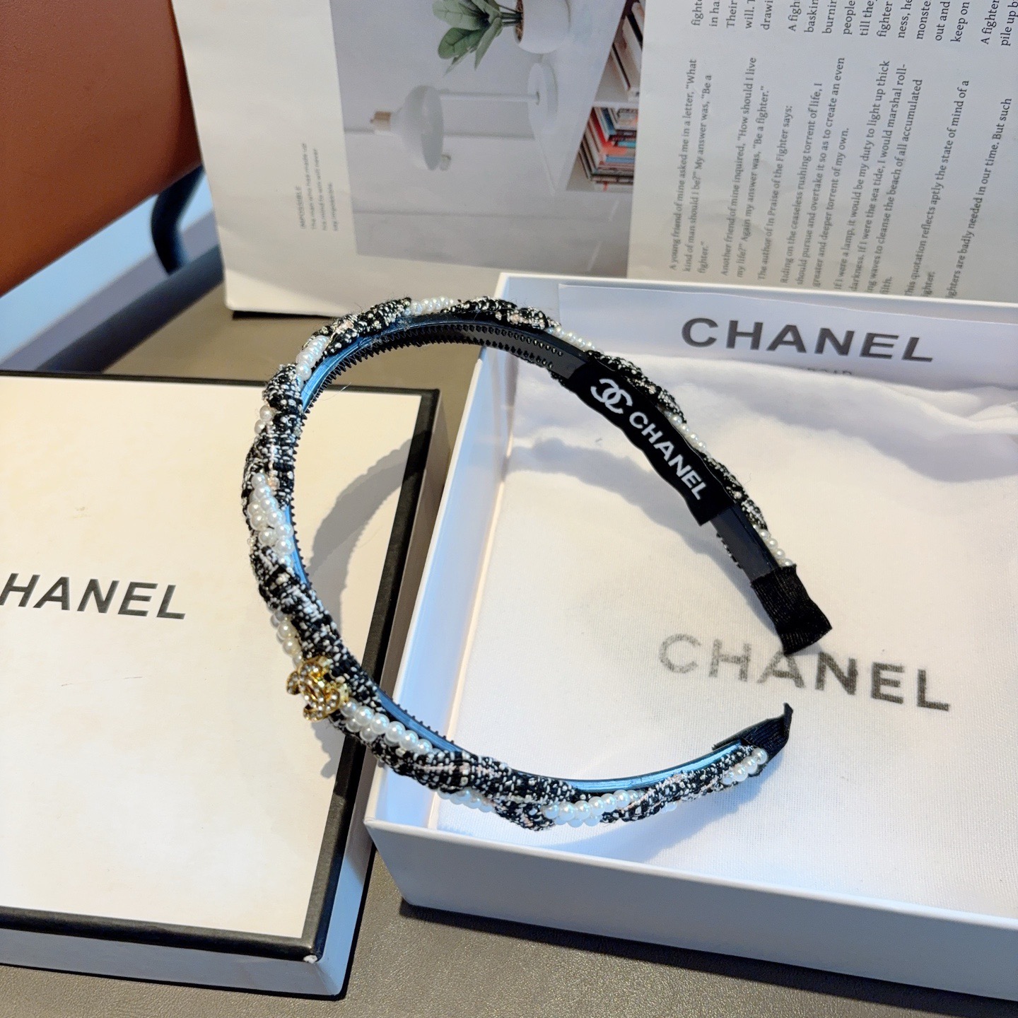 配包装CHANEL（香奈儿）新款精美字母发箍，复古网红爆款头箍 搭配高端材质，超精致，时尚高级感百搭款。