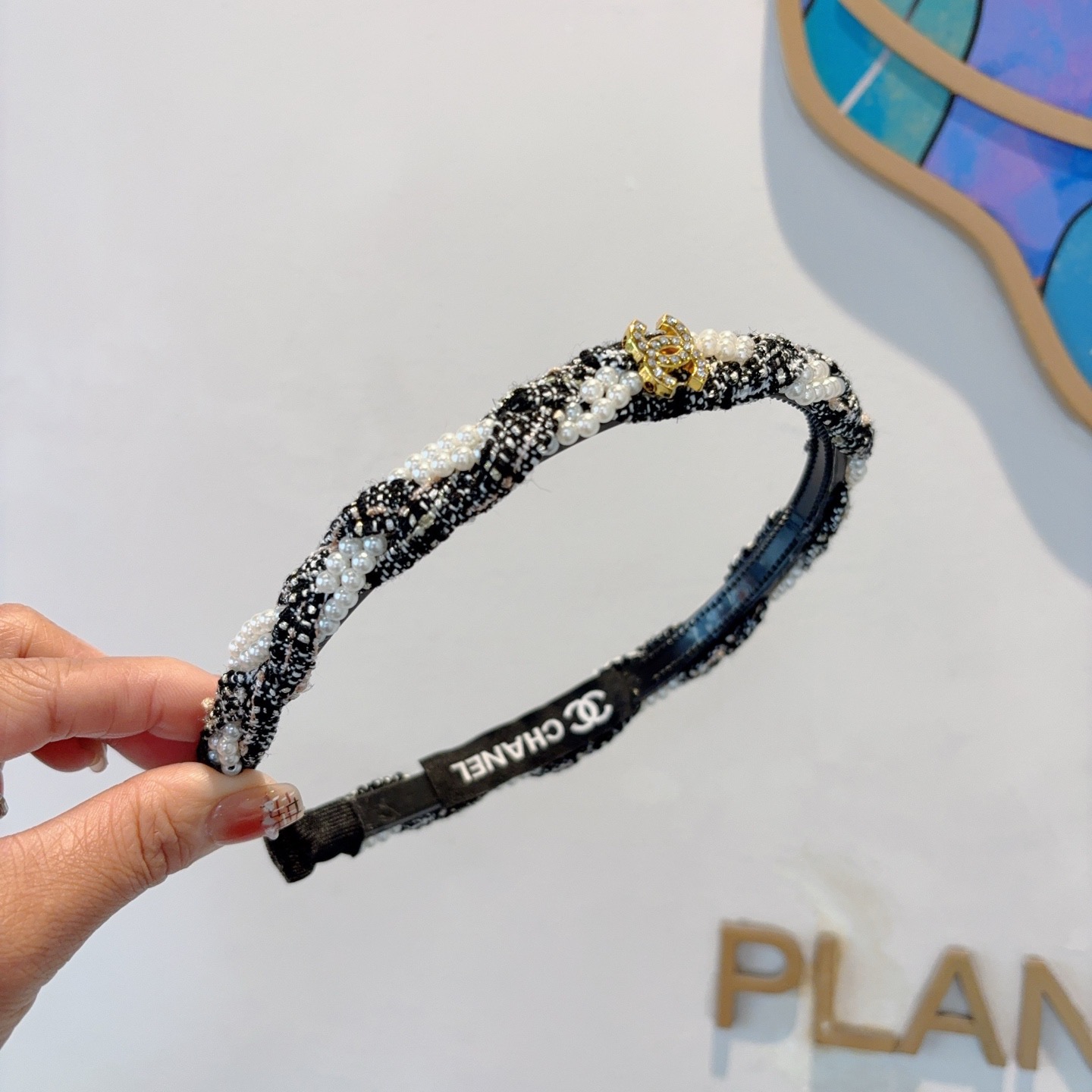 配包装CHANEL（香奈儿）新款精美字母发箍，复古网红爆款头箍 搭配高端材质，超精致，时尚高级感百搭款。