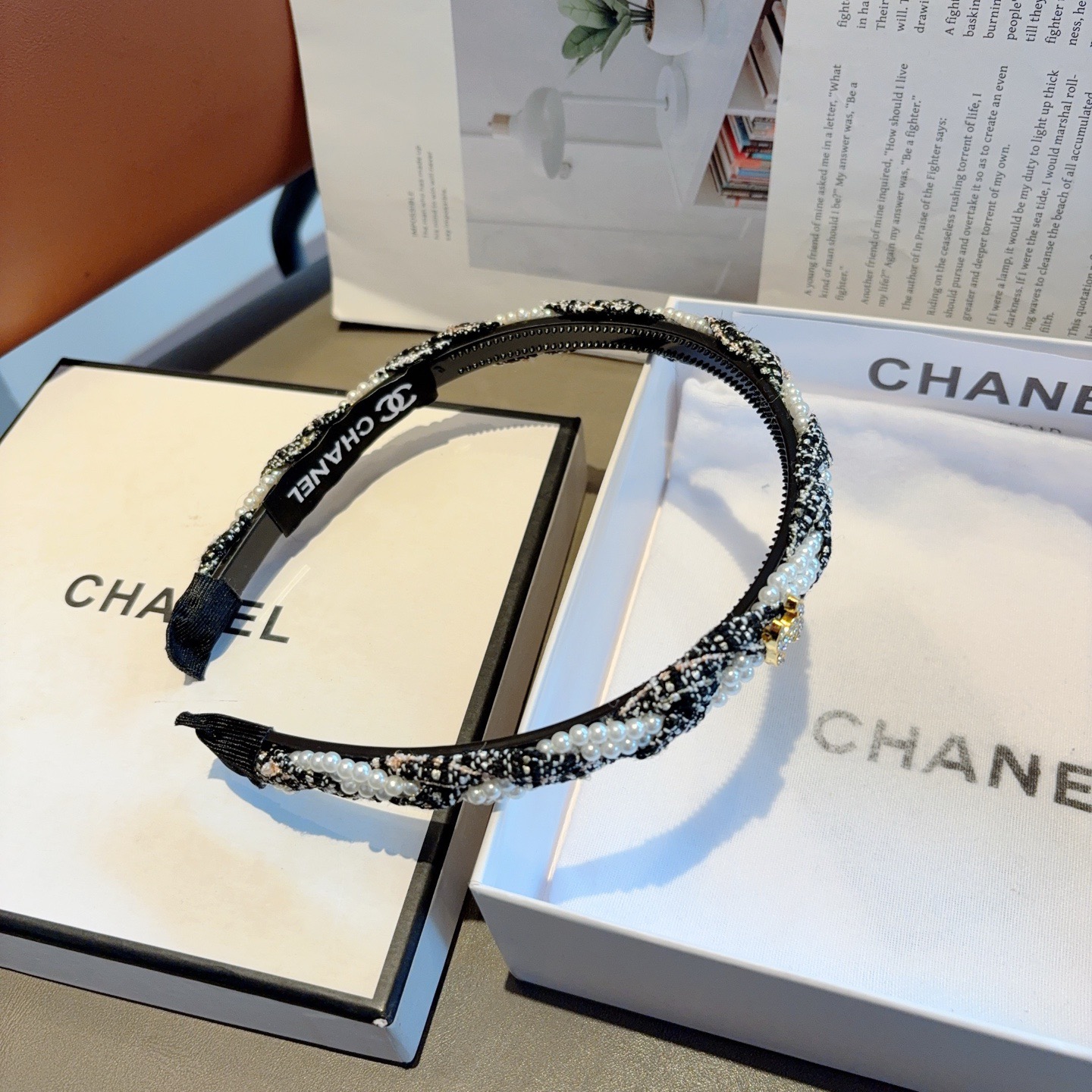 配包装CHANEL（香奈儿）新款精美字母发箍，复古网红爆款头箍 搭配高端材质，超精致，时尚高级感百搭款。