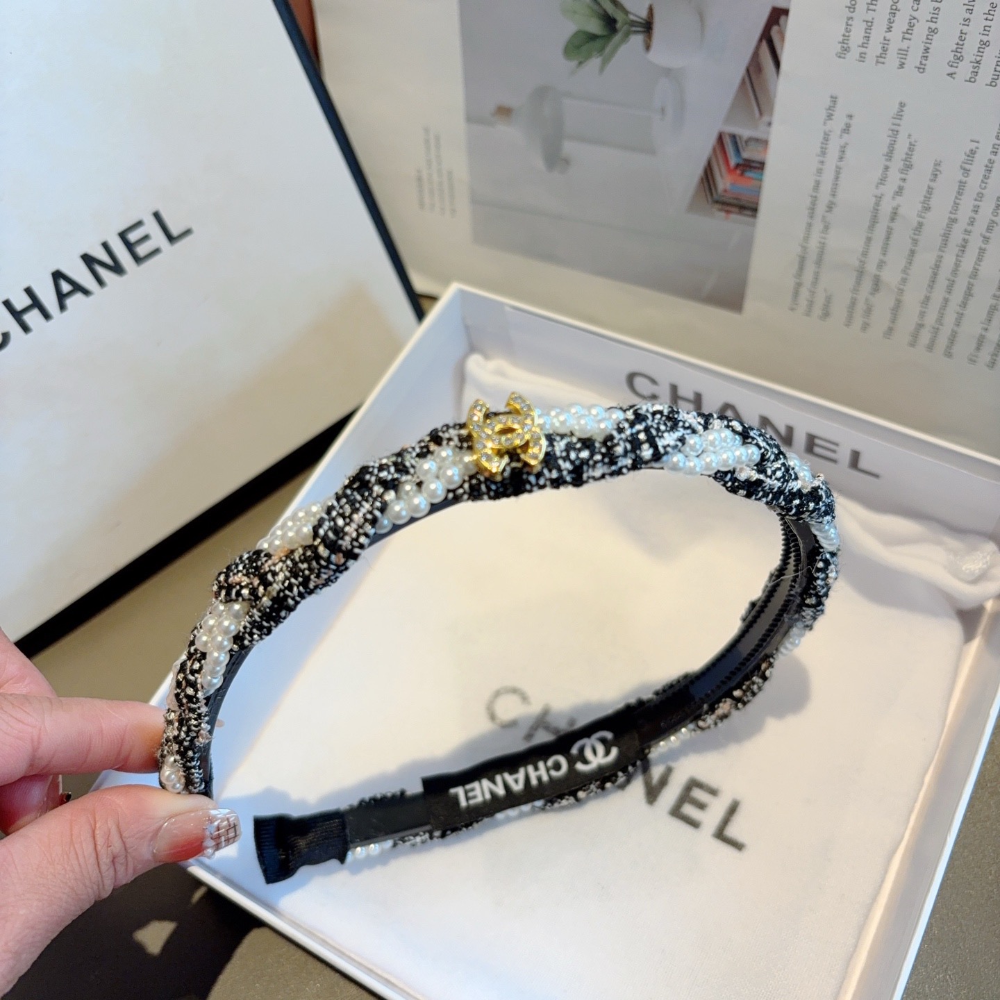 配包装CHANEL（香奈儿）新款精美字母发箍，复古网红爆款头箍 搭配高端材质，超精致，时尚高级感百搭款。
