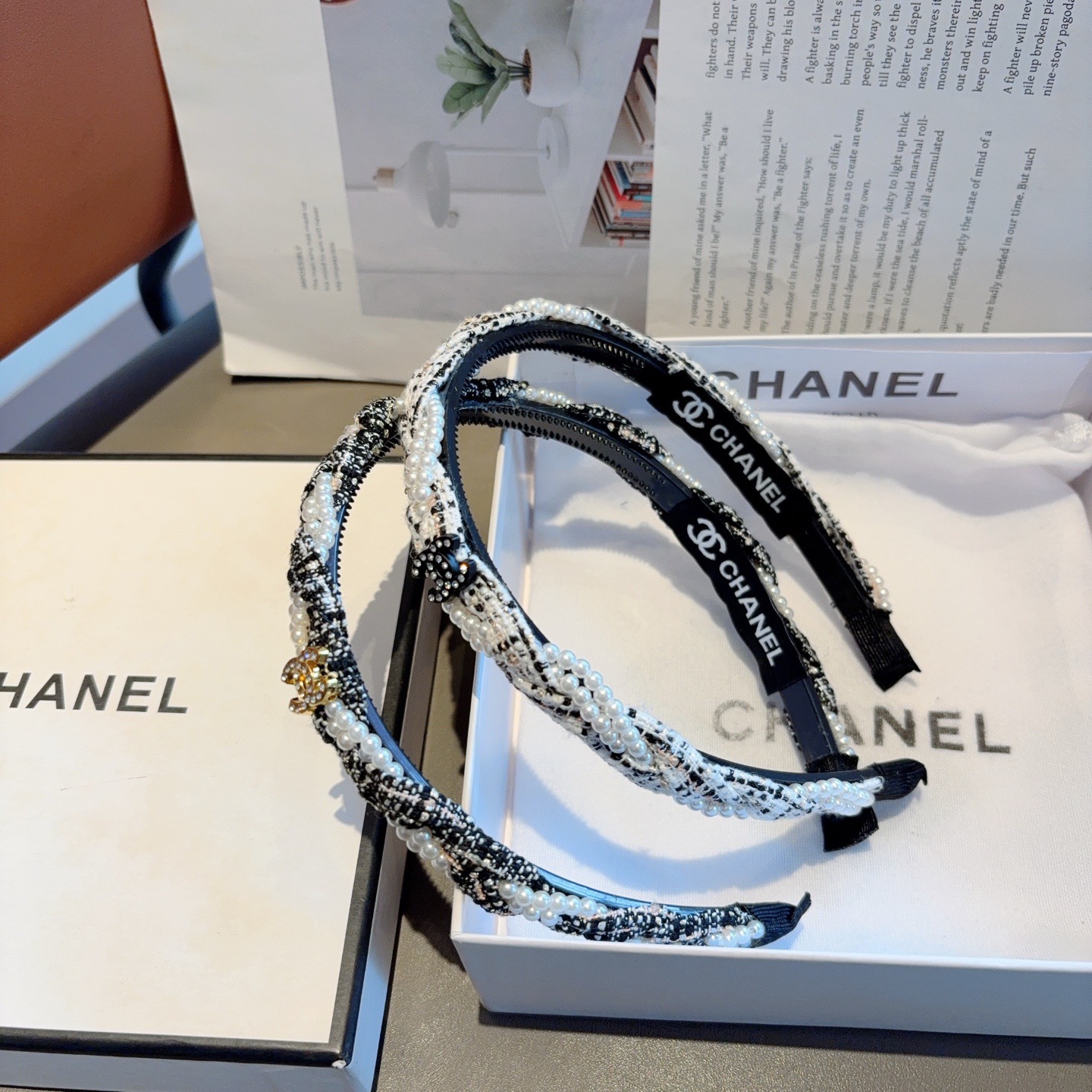 配包装CHANEL（香奈儿）新款精美字母发箍，复古网红爆款头箍 搭配高端材质，超精致，时尚高级感百搭款。