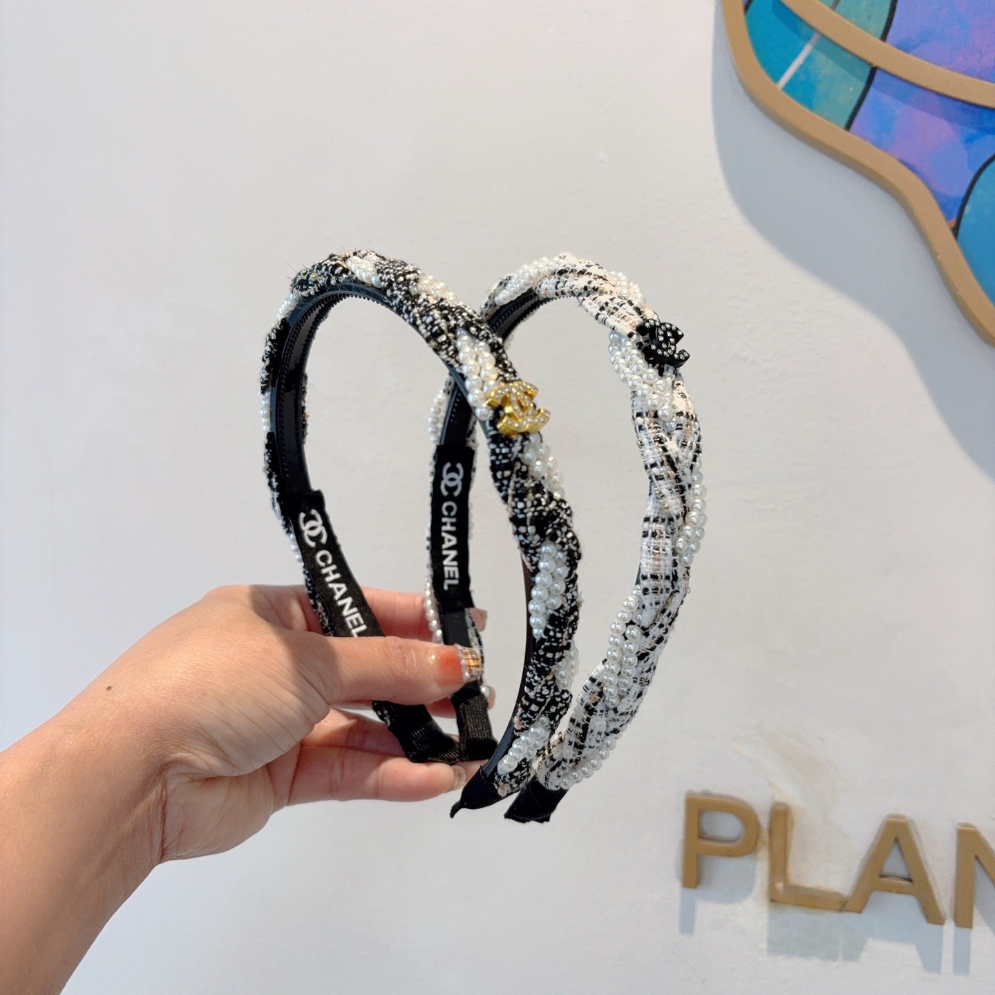 配包装CHANEL（香奈儿）新款精美字母发箍，复古网红爆款头箍 搭配高端材质，超精致，时尚高级感百搭款。