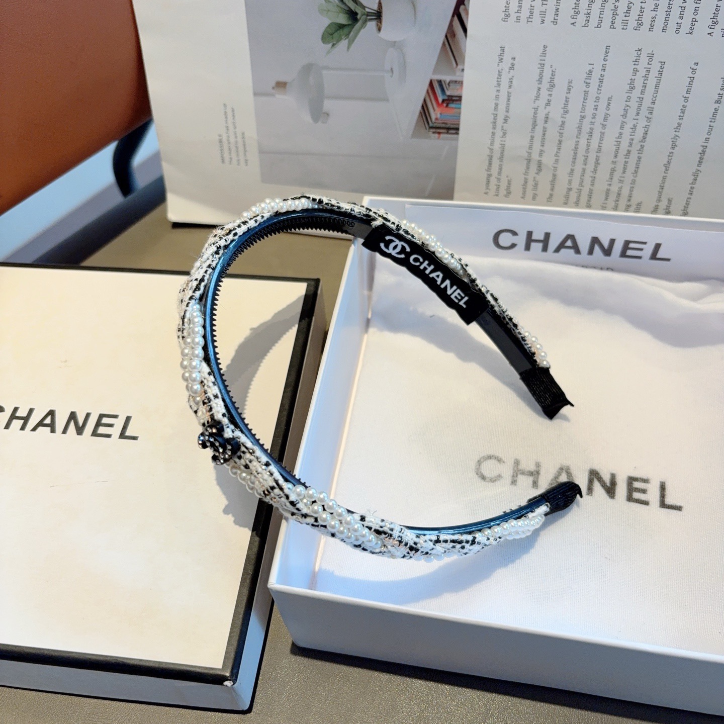 配包装CHANEL（香奈儿）新款精美字母发箍，复古网红爆款头箍 搭配高端材质，超精致，时尚高级感百搭款。