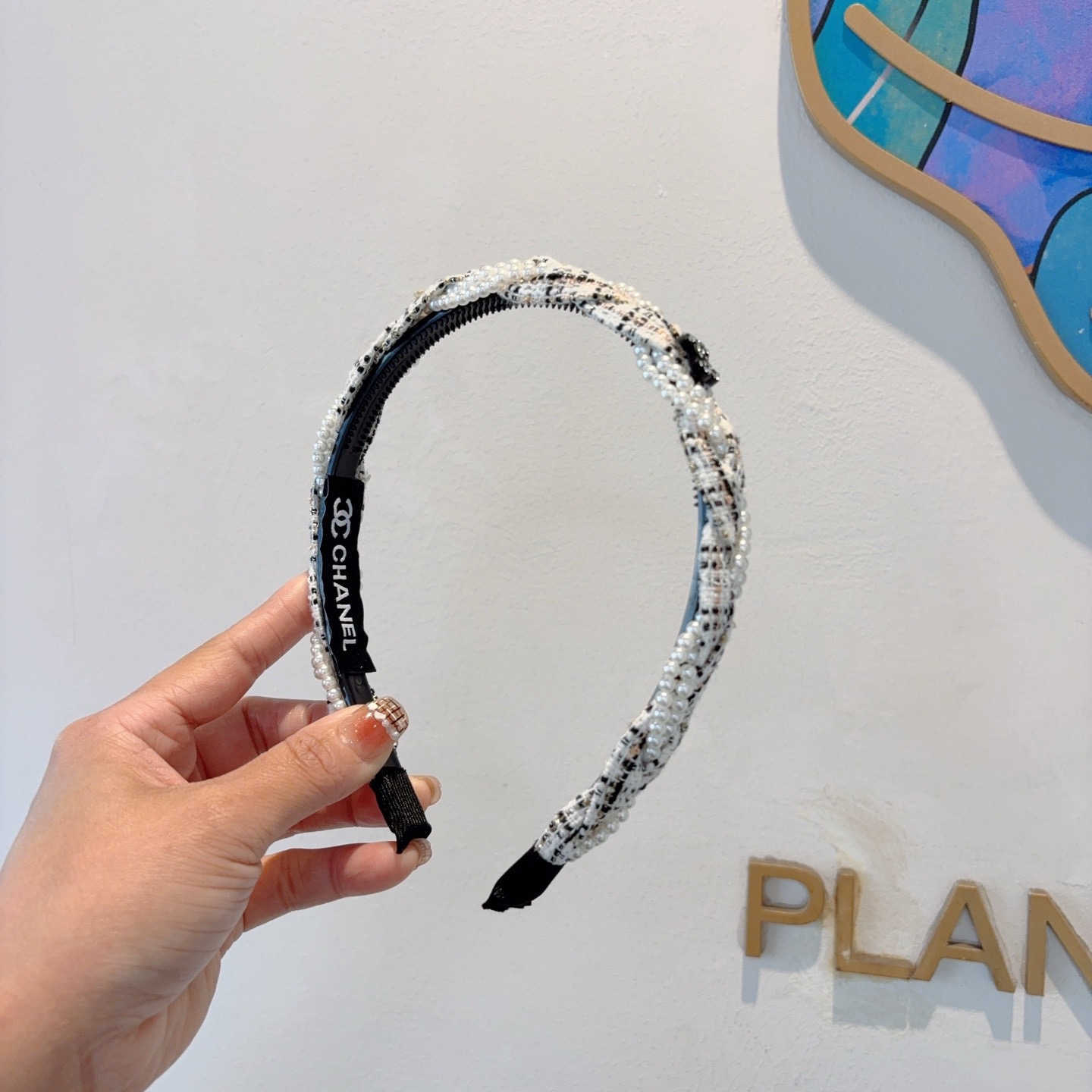 配包装CHANEL（香奈儿）新款精美字母发箍，复古网红爆款头箍 搭配高端材质，超精致，时尚高级感百搭款。