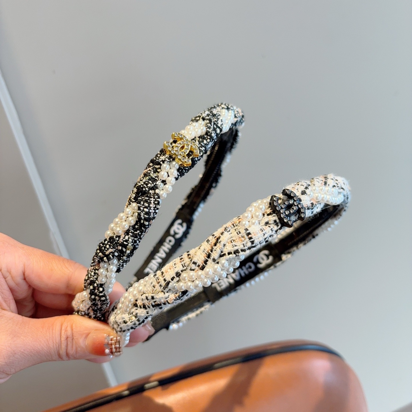 配包装CHANEL（香奈儿）新款精美字母发箍，复古网红爆款头箍 搭配高端材质，超精致，时尚高级感百搭款。