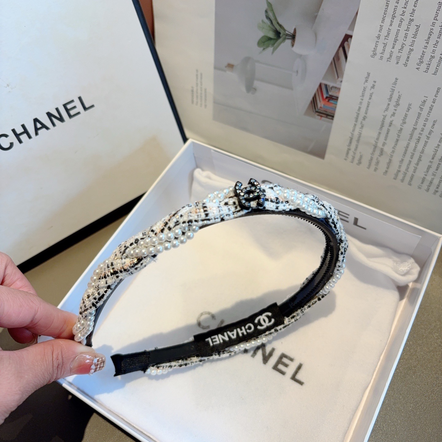 配包装CHANEL（香奈儿）新款精美字母发箍，复古网红爆款头箍 搭配高端材质，超精致，时尚高级感百搭款。