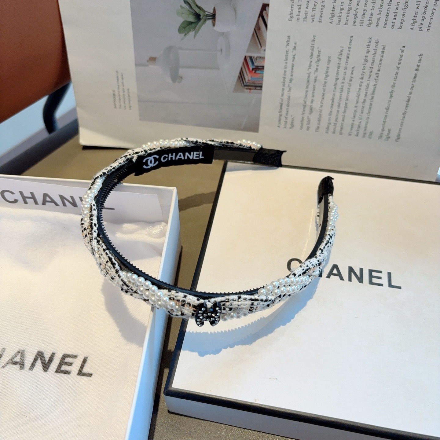 配包装CHANEL（香奈儿）新款精美字母发箍，复古网红爆款头箍 搭配高端材质，超精致，时尚高级感百搭款。