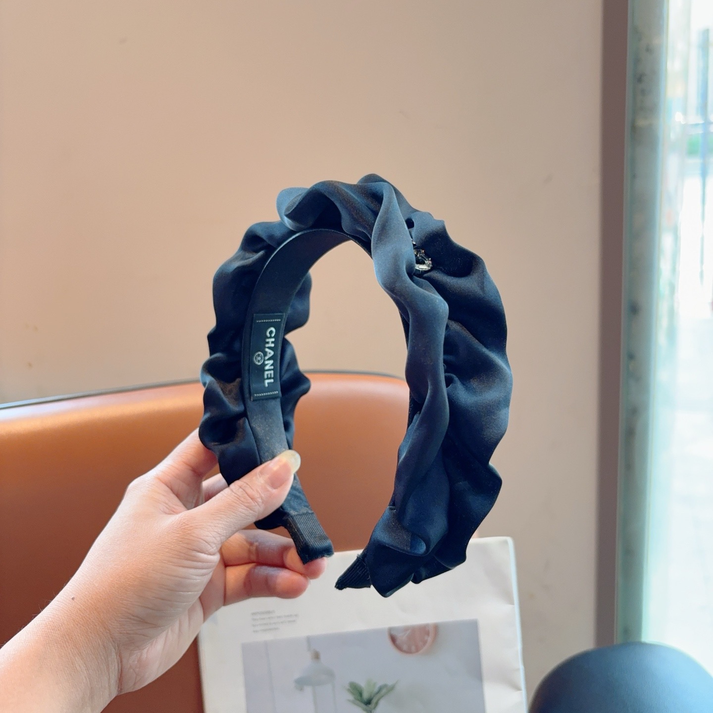 配包装CHANEL 缪缪 新款韩版缎面褶皱字母发箍，细节全部实拍！面料非常显质感、经典而又永不过时