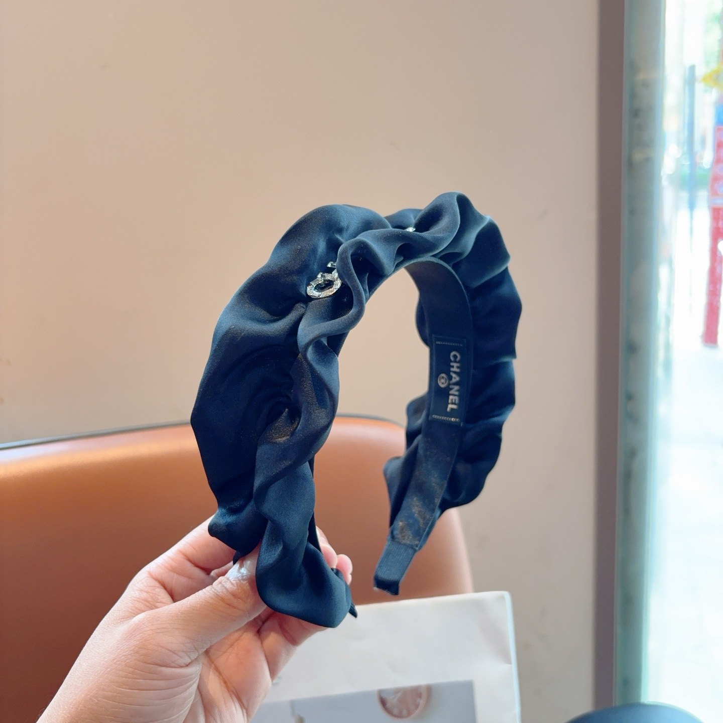 配包装CHANEL 缪缪 新款韩版缎面褶皱字母发箍，细节全部实拍！面料非常显质感、经典而又永不过时