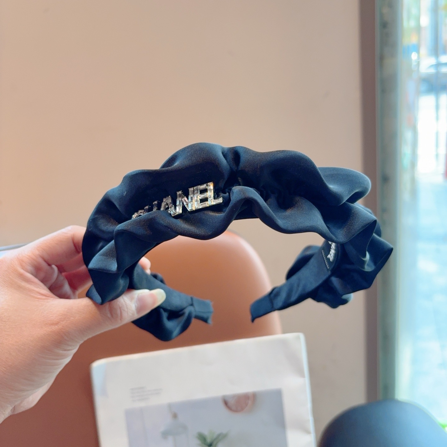 配包装CHANEL 缪缪 新款韩版缎面褶皱字母发箍，细节全部实拍！面料非常显质感、经典而又永不过时