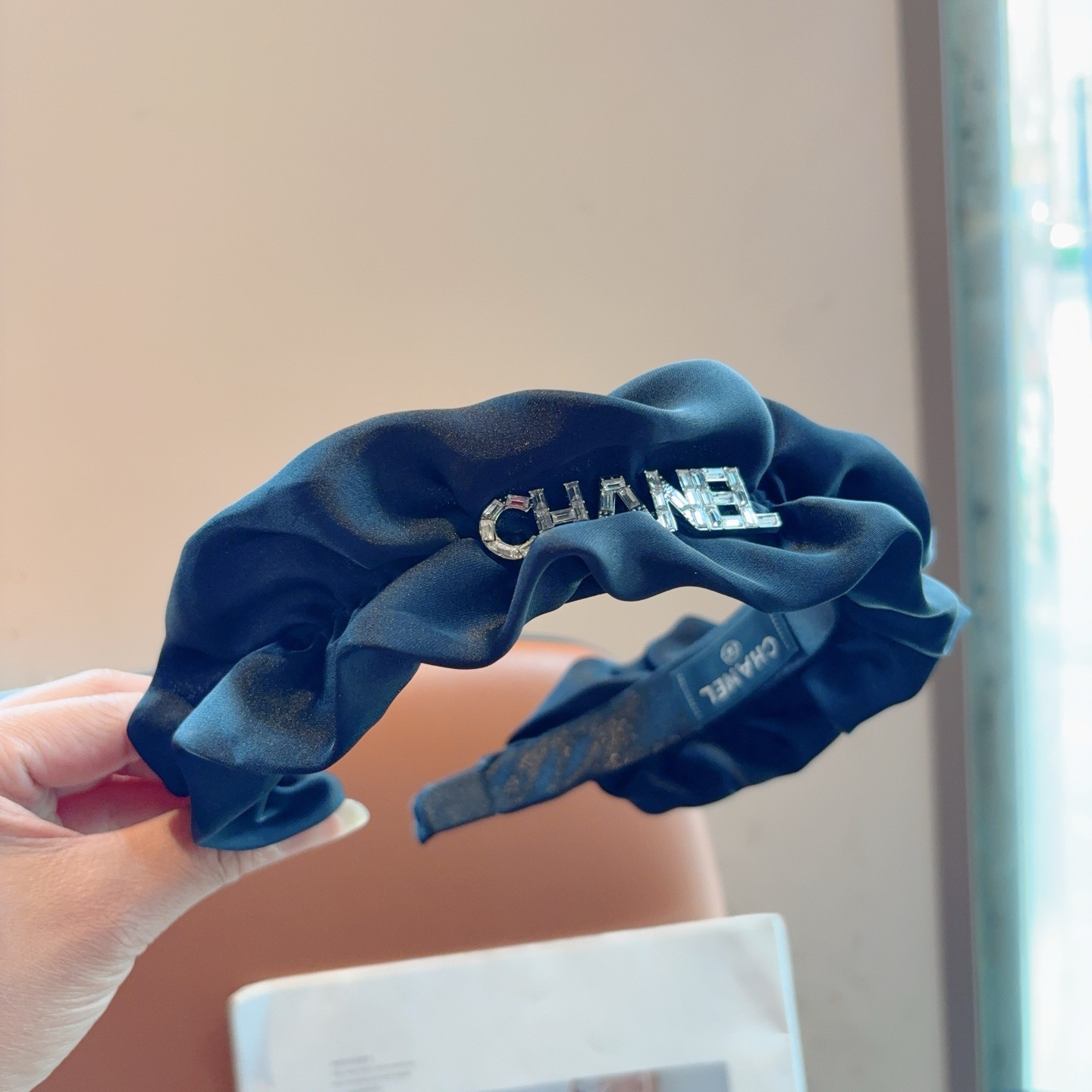 配包装CHANEL 缪缪 新款韩版缎面褶皱字母发箍，细节全部实拍！面料非常显质感、经典而又永不过时