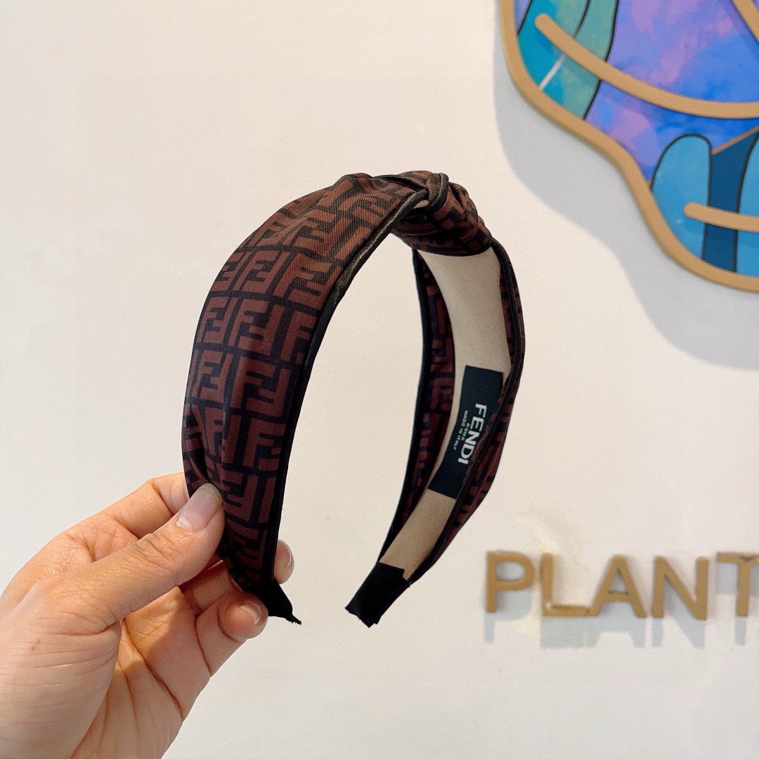 配包装FENDI 芬迪 新款中间结洋气大牌范儿发箍，宽版原单货， 简约百搭，潮女必备品，超级的高大上！