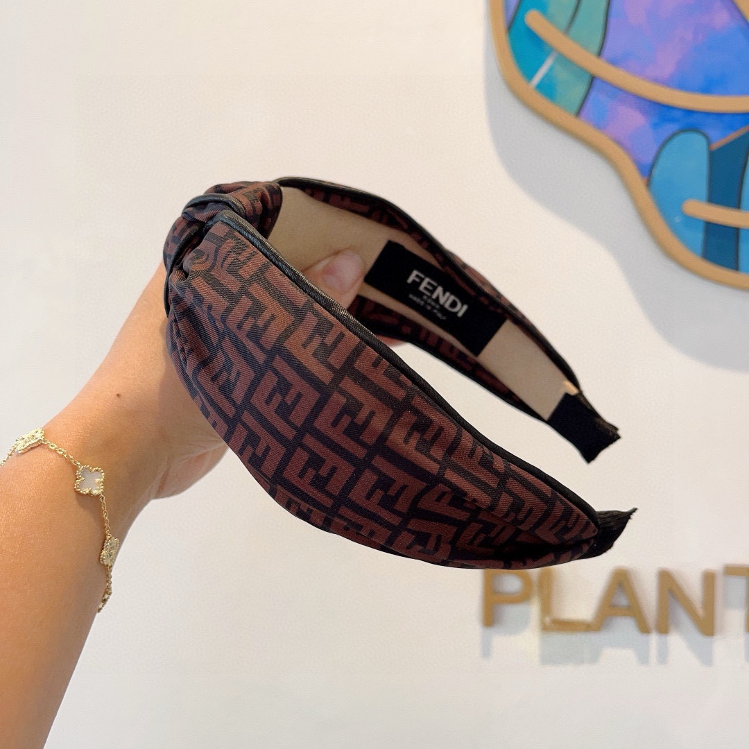 配包装FENDI 芬迪 新款中间结洋气大牌范儿发箍，宽版原单货， 简约百搭，潮女必备品，超级的高大上！