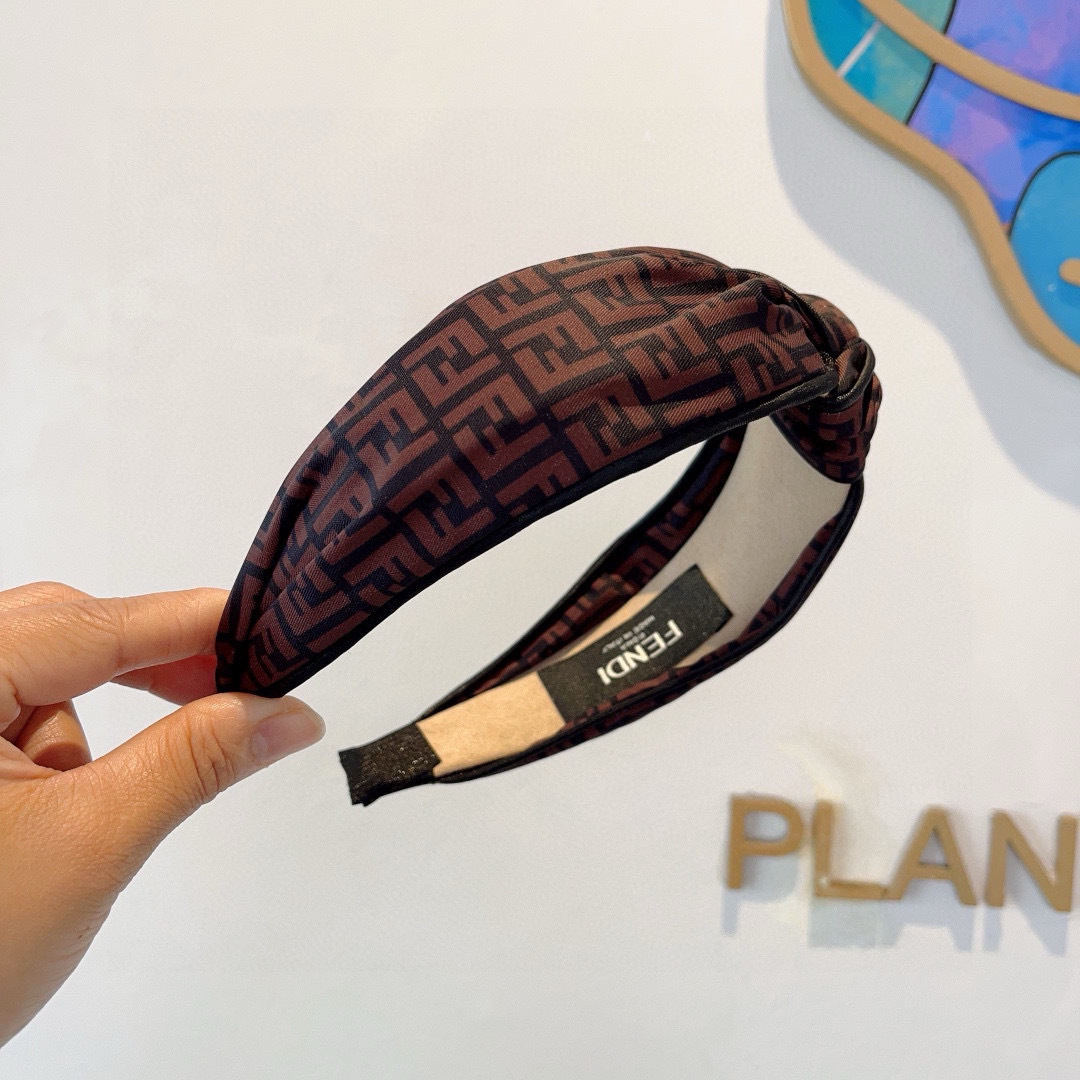 配包装FENDI 芬迪 新款中间结洋气大牌范儿发箍，宽版原单货， 简约百搭，潮女必备品，超级的高大上！