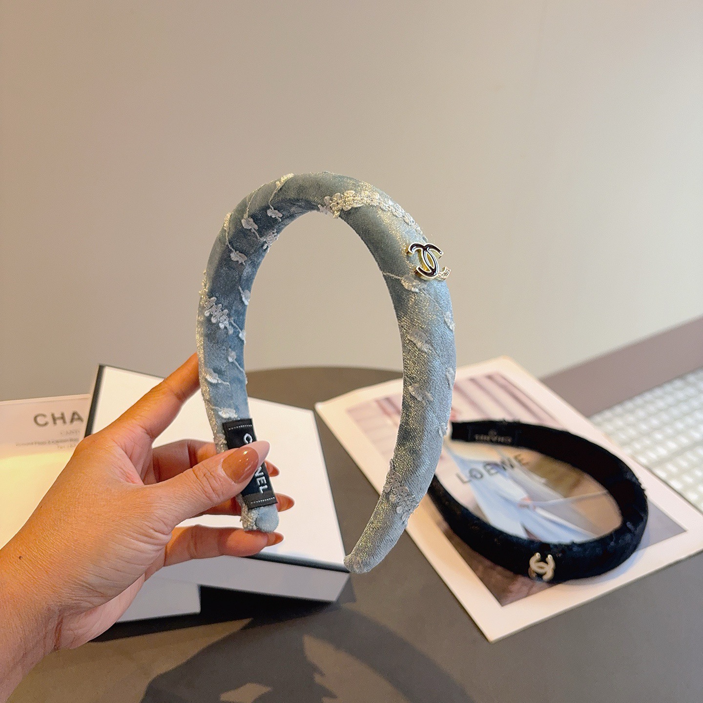 配包装CHANEL（香奈儿）最新款小香发箍，复古头箍，网红爆款推荐 搭配高端材质，超精致，时尚百搭。